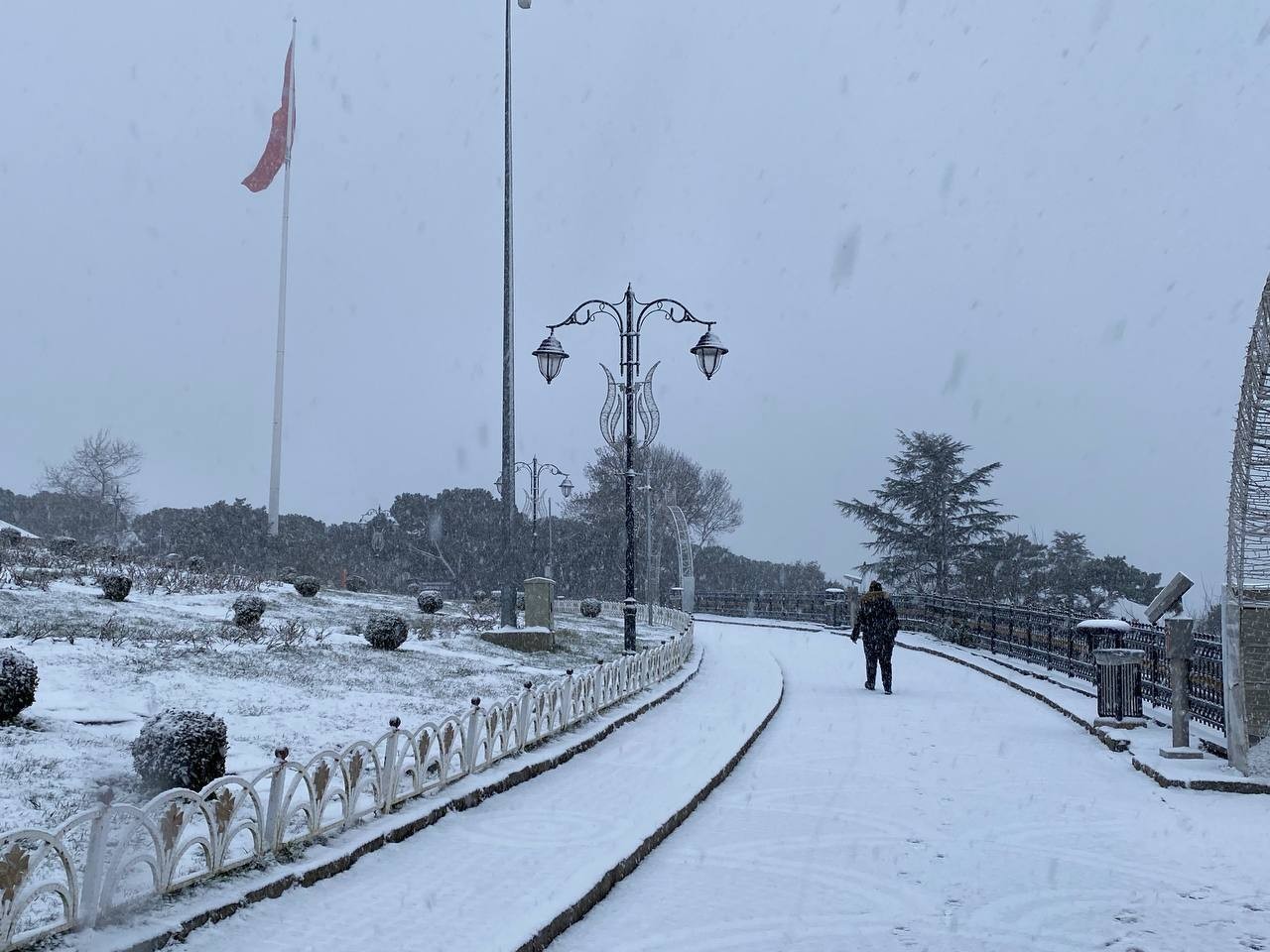 İstanbul’da beklenen kar yağışı sabah saatlerinde başladı. Anadolu yakasında yüksek kesimlerinde etkili olan yağış Çamlıca Tepesi’ni de beyaza ...