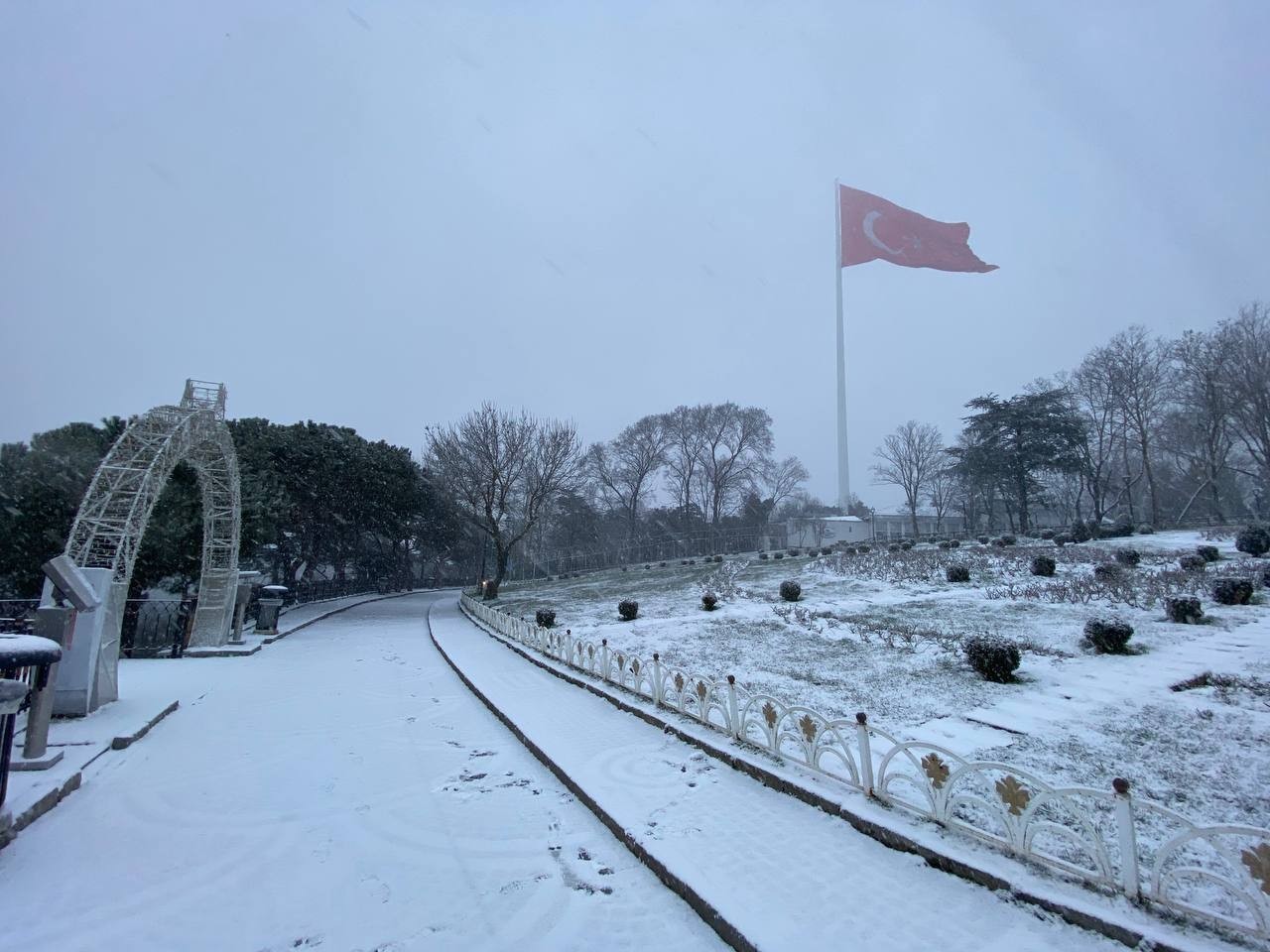 İstanbul’da beklenen kar yağışı sabah saatlerinde başladı. Anadolu yakasında yüksek kesimlerinde etkili olan yağış Çamlıca Tepesi’ni de beyaza ...