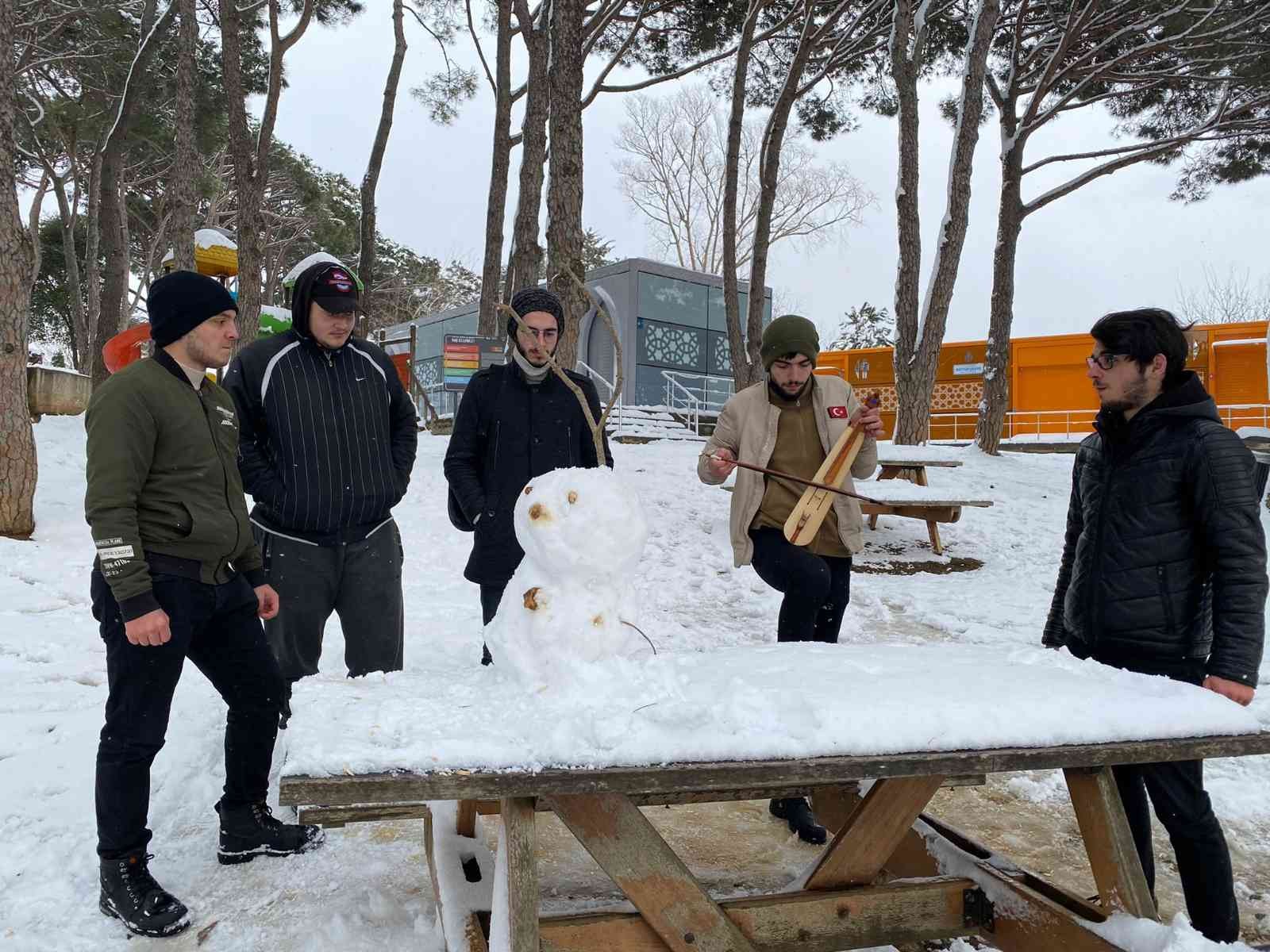 İstanbul’da beklenen kar yağışı kent genelinde etkili oldu. Dün akşam saatlerinde artan kar yağışı İstanbul’u beyaza bürüdü. Kartpostallık ...