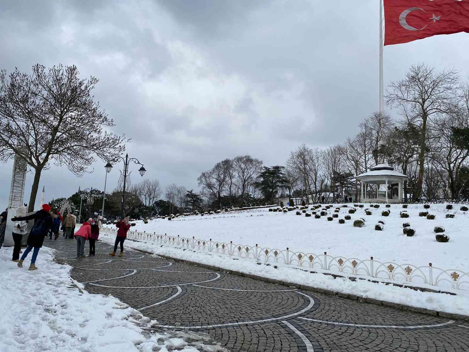 İstanbul’da beklenen kar yağışı kent genelinde etkili oldu. Dün akşam saatlerinde artan kar yağışı İstanbul’u beyaza bürüdü. Kartpostallık ...