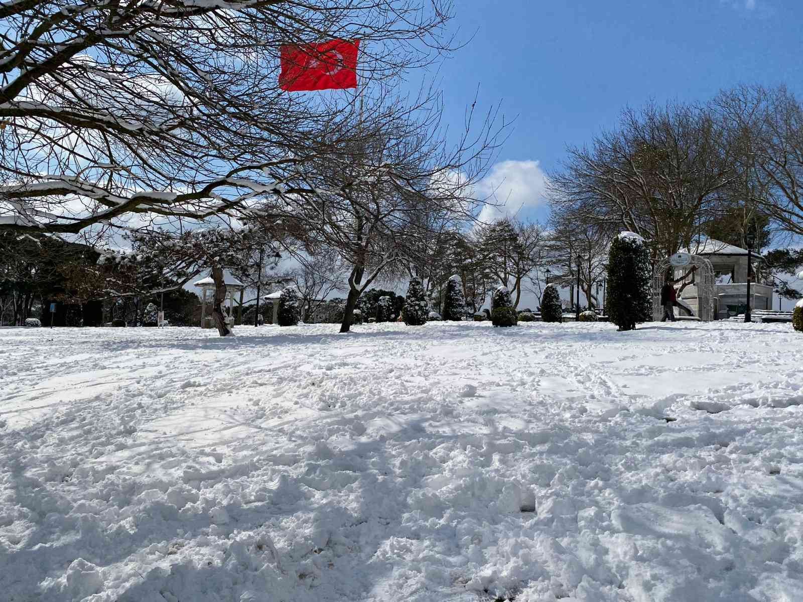 İstanbul’da beklenen kar yağışı kent genelinde etkili oldu. Dün akşam saatlerinde artan kar yağışı İstanbul’u beyaza bürüdü. Kartpostallık ...