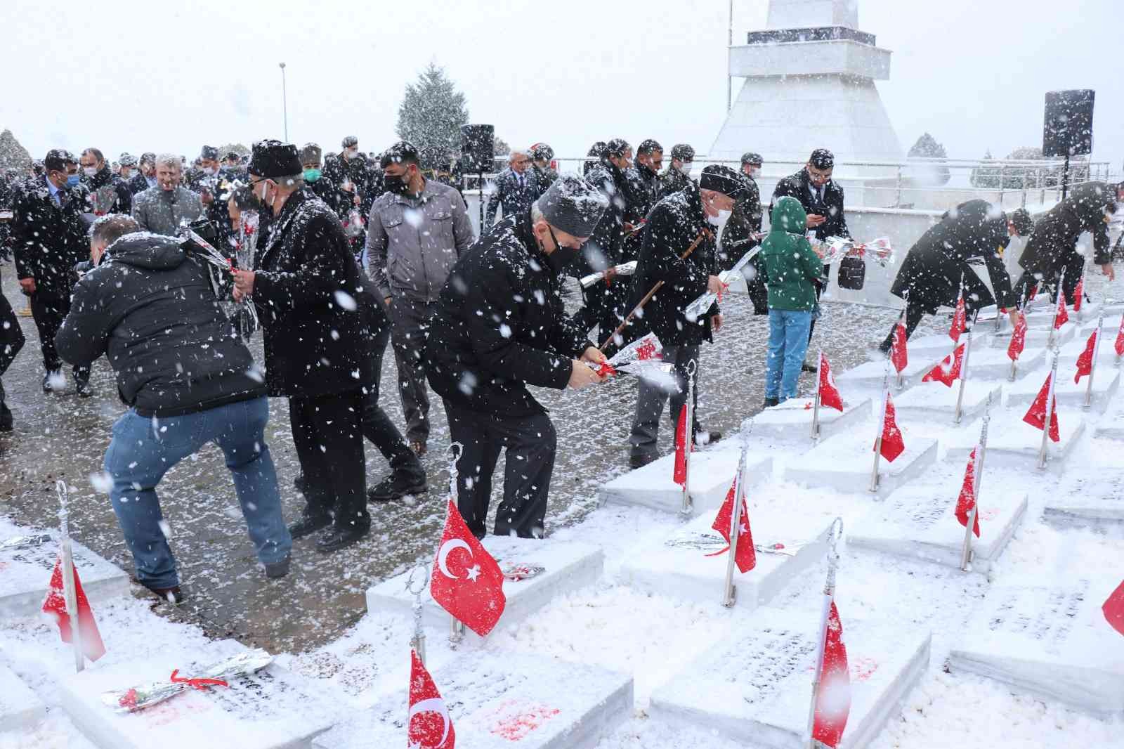 18 Mart Şehitleri Anma Günü ve Çanakkale Deniz Zaferi’nin 107. yıl dönümü dolayısıyla Sakarya’da anma programı düzenlendi. Serdivan ilçesinde ...