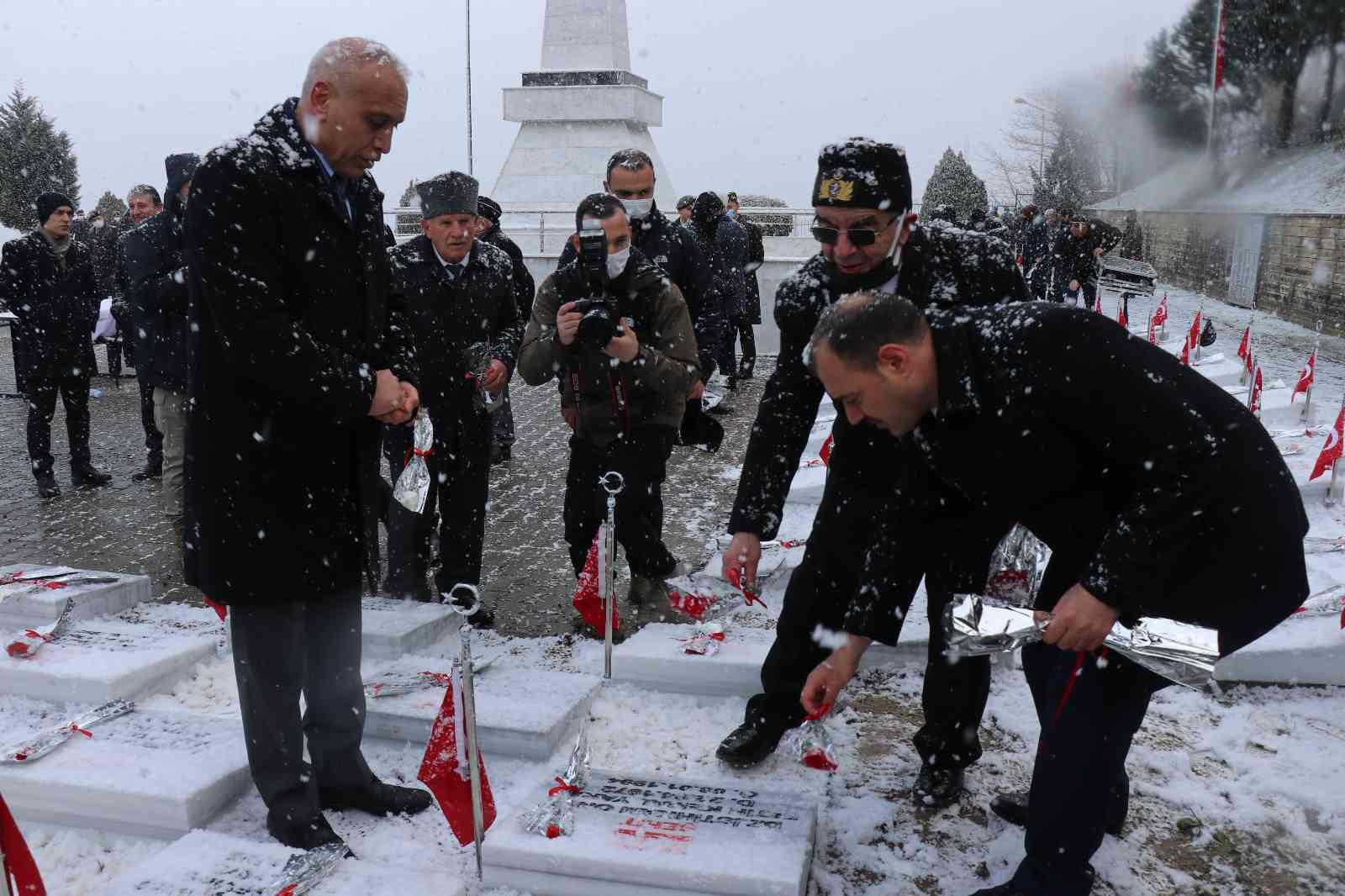 18 Mart Şehitleri Anma Günü ve Çanakkale Deniz Zaferi’nin 107. yıl dönümü dolayısıyla Sakarya’da anma programı düzenlendi. Serdivan ilçesinde ...