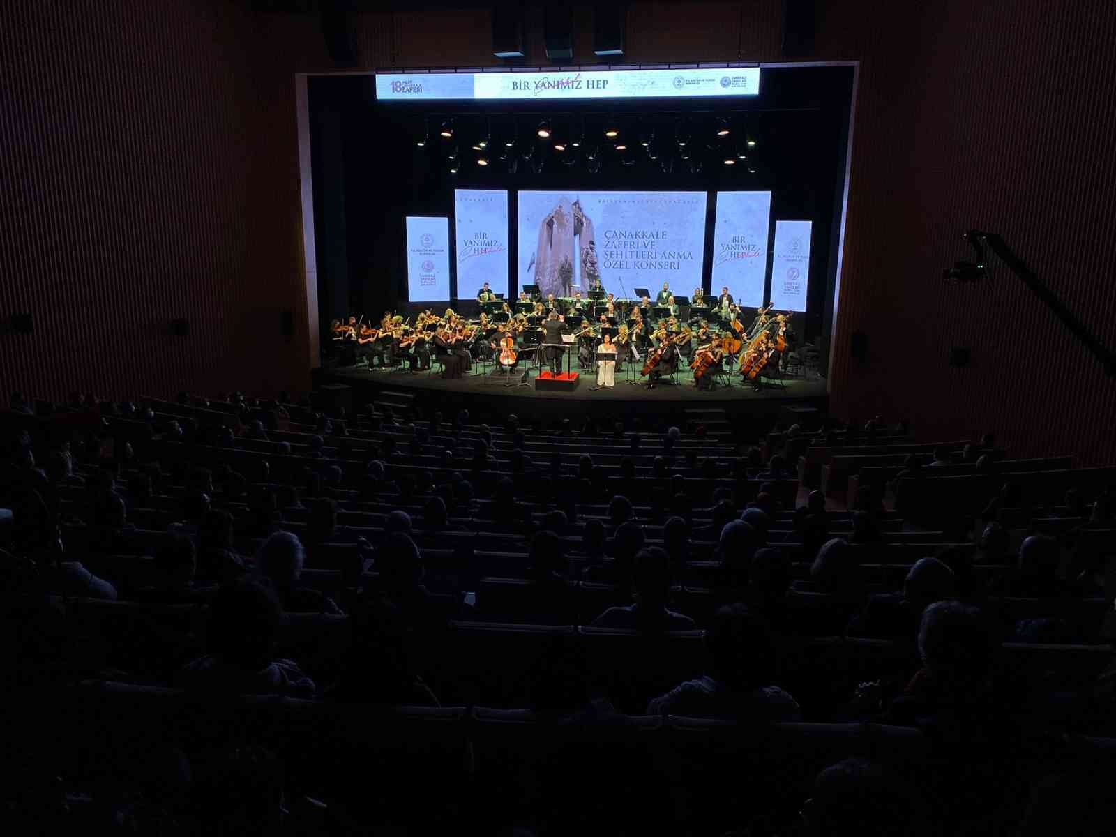 Çanakkale Zaferi ve Şehitleri Anma Özel Konserinde sahne alan İstanbul Devlet Senfonisi Orkestrası Bestekarı Can Atilla, 57. Alay Sancağının ...