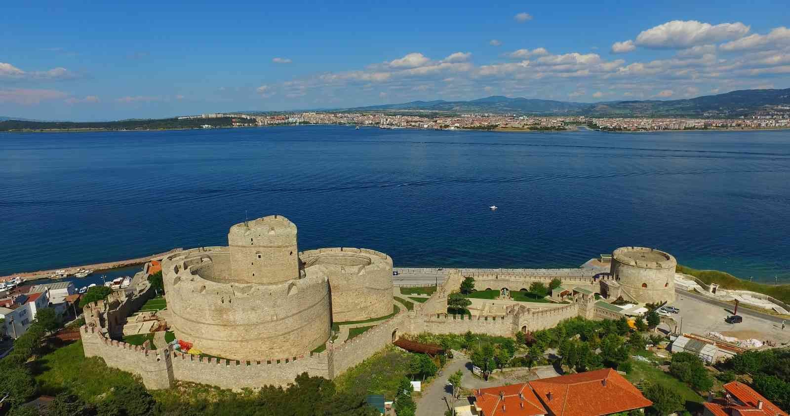 Çanakkale Savaşları sırasında 4. Ağır Topçu Alayı’nın karargah merkezi olan Namazgah Tabyalarının sur duvarlarının restorasyon çalışmaları ...