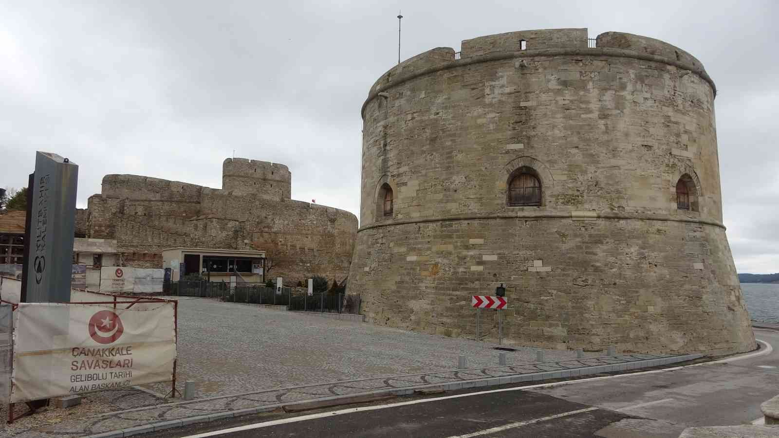 Çanakkale Savaşları sırasında 4. Ağır Topçu Alayı’nın karargah merkezi olan Namazgah Tabyalarının sur duvarlarının restorasyon çalışmaları ...