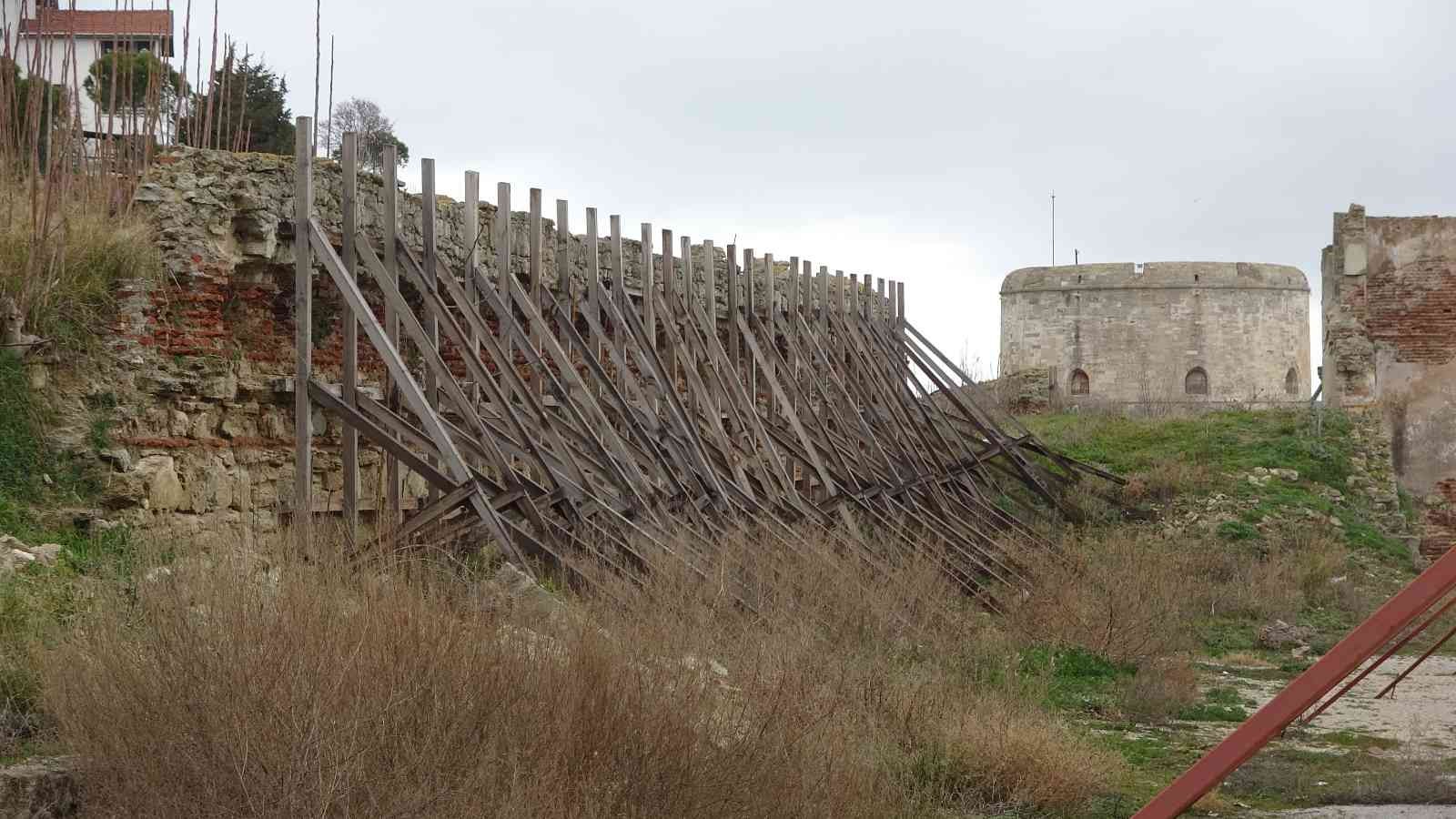 Çanakkale Savaşları sırasında 4. Ağır Topçu Alayı’nın karargah merkezi olan Namazgah Tabyalarının sur duvarlarının restorasyon çalışmaları ...