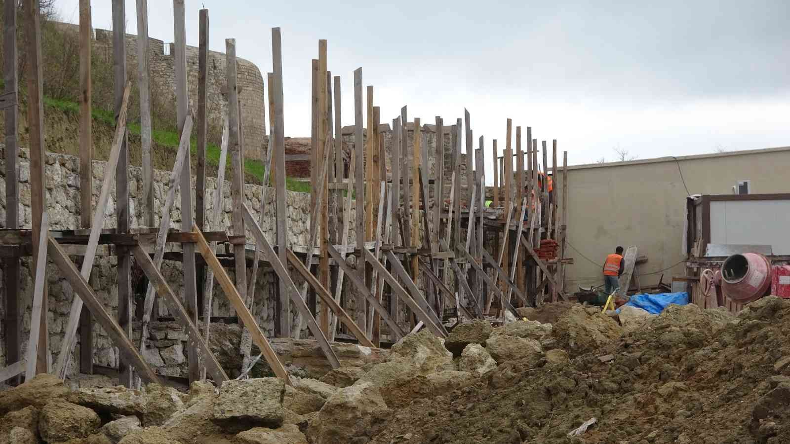 Çanakkale Savaşları sırasında 4. Ağır Topçu Alayı’nın karargah merkezi olan Namazgah Tabyalarının sur duvarlarının restorasyon çalışmaları ...