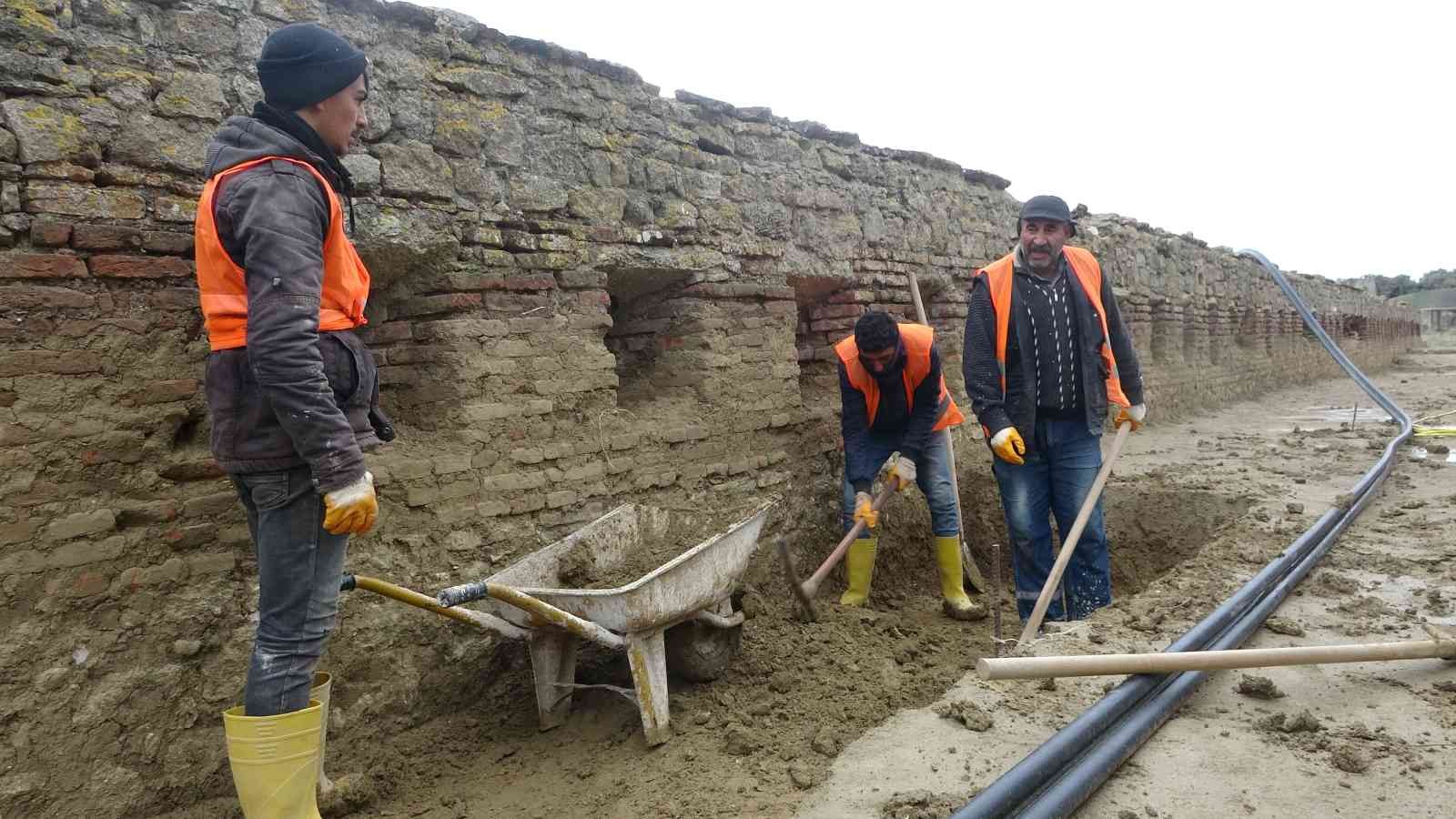 Çanakkale Savaşları sırasında 4. Ağır Topçu Alayı’nın karargah merkezi olan Namazgah Tabyalarının sur duvarlarının restorasyon çalışmaları ...