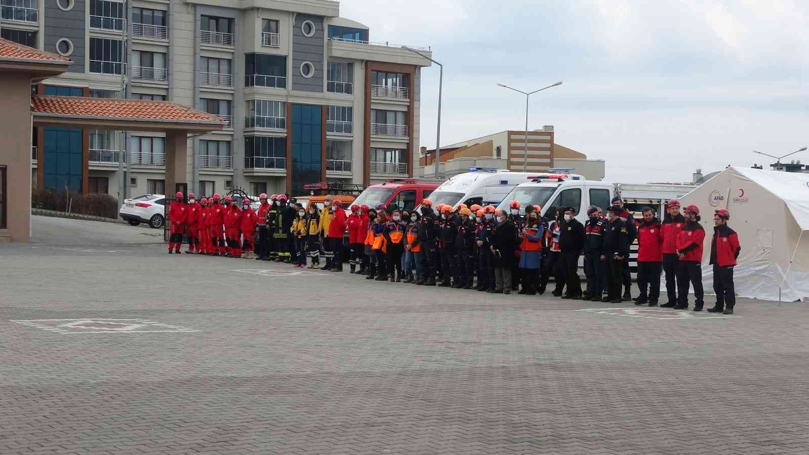 Çanakkale’de, 1-7 Mart Deprem Haftası Etkinlikleri ve Okul Tatbikatları çerçevesinde deprem tatbikatı gerçekleştirildi. Tatbikata 84 bin 321 ...