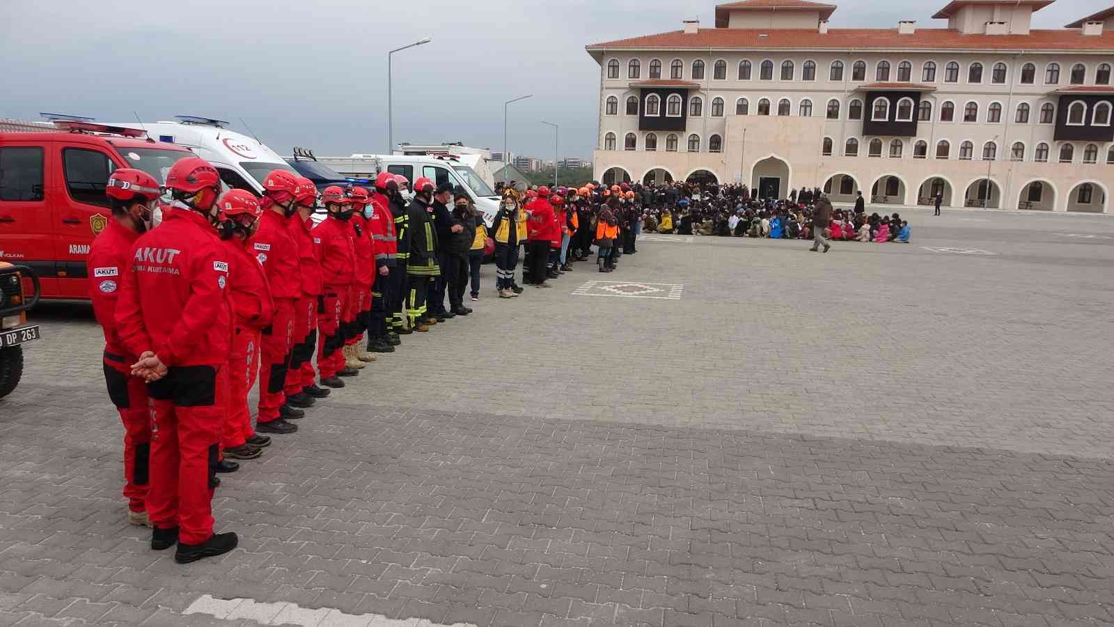 Çanakkale’de, 1-7 Mart Deprem Haftası Etkinlikleri ve Okul Tatbikatları çerçevesinde deprem tatbikatı gerçekleştirildi. Tatbikata 84 bin 321 ...