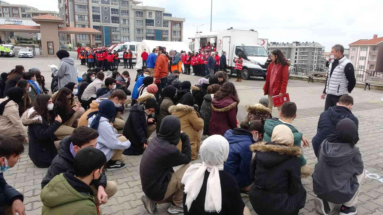 Çanakkale’de, 1-7 Mart Deprem Haftası Etkinlikleri ve Okul Tatbikatları çerçevesinde deprem tatbikatı gerçekleştirildi. Tatbikata 84 bin 321 ...