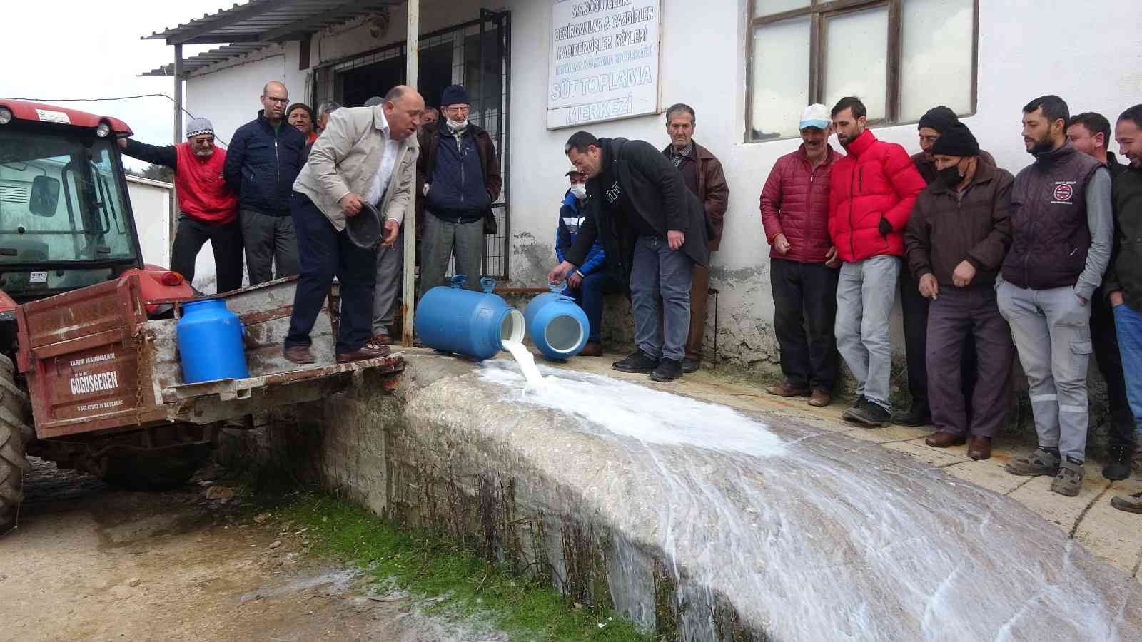 Çanakkale’de süt üreticiliği yapan çiftçiler, mandıracıların koyun ve keçi sütlerinin fiyatlarını ucuza almak istemelerine tepki göstererek, 200 ...