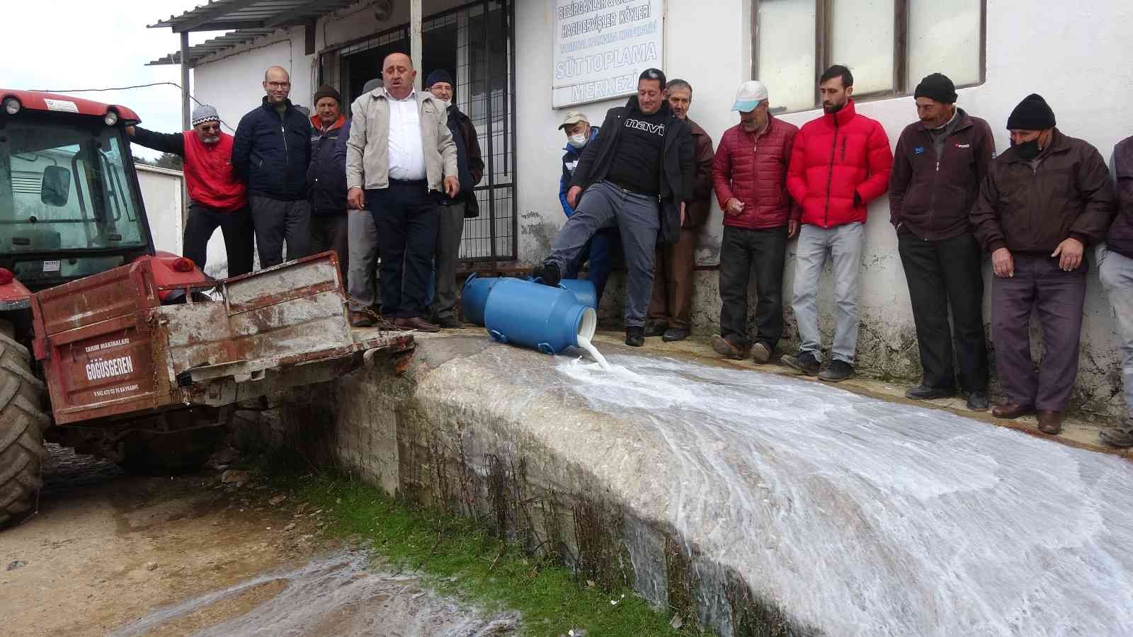 Çanakkale’de süt üreticiliği yapan çiftçiler, mandıracıların koyun ve keçi sütlerinin fiyatlarını ucuza almak istemelerine tepki göstererek, 200 ...