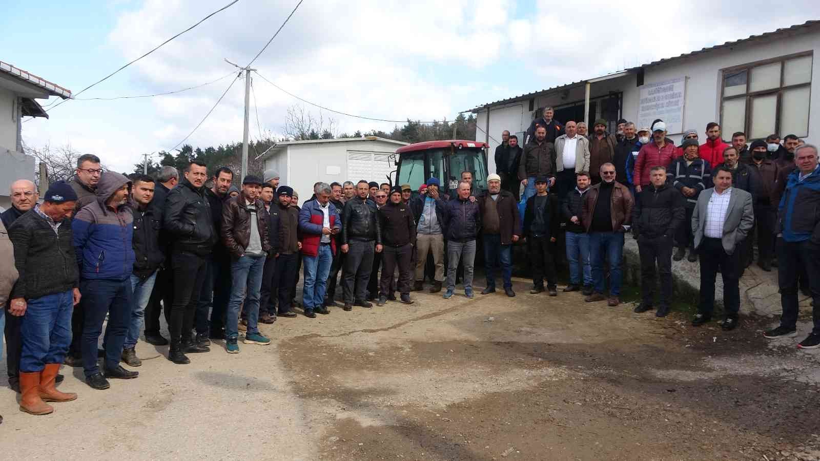 Çanakkale’de süt üreticiliği yapan çiftçiler, mandıracıların koyun ve keçi sütlerinin fiyatlarını ucuza almak istemelerine tepki göstererek, 200 ...