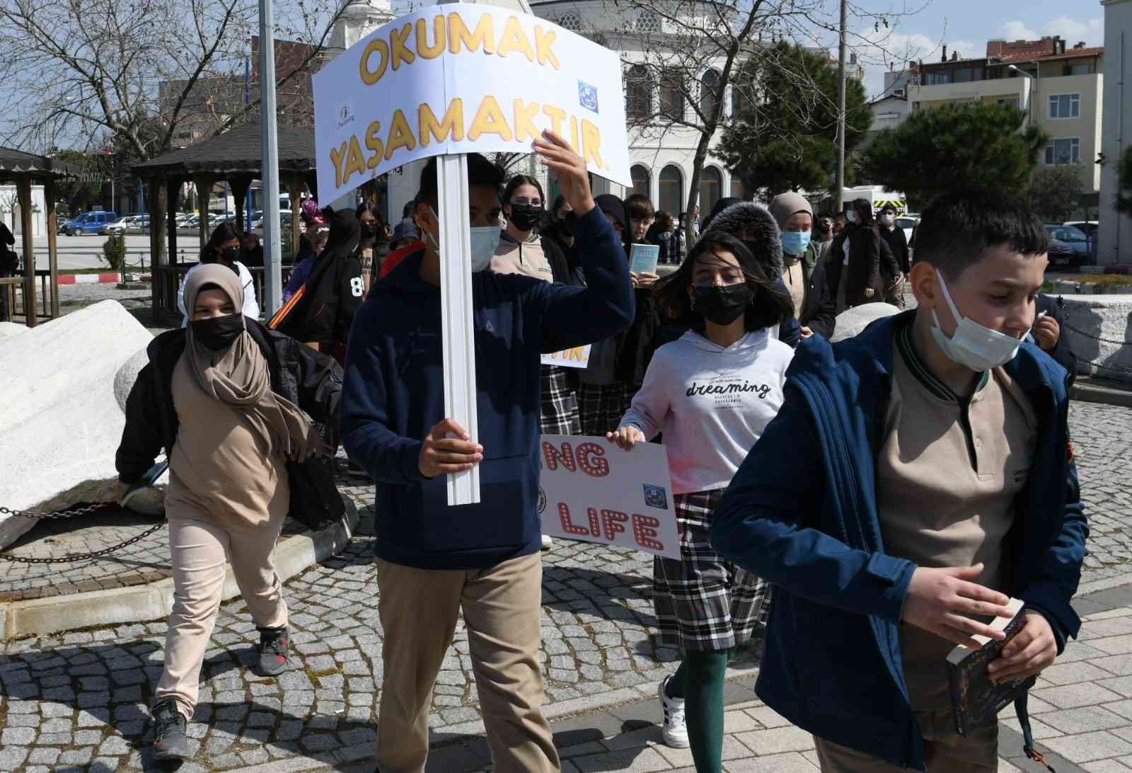 Lapseki Şehit Hüseyin Çetin İmam Hatip Ortaokulu öğrencileri İlçe Milli Eğitim Müdürü Aydın Şafak Kılıçaslan da katıldığı programda açık havada ...