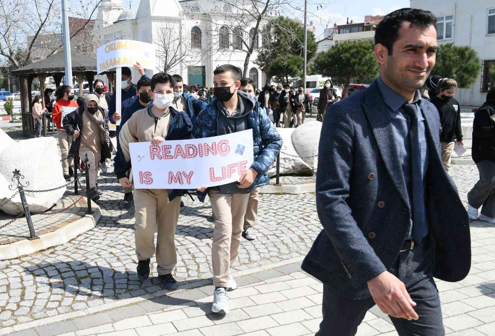 Lapseki Şehit Hüseyin Çetin İmam Hatip Ortaokulu öğrencileri İlçe Milli Eğitim Müdürü Aydın Şafak Kılıçaslan da katıldığı programda açık havada ...