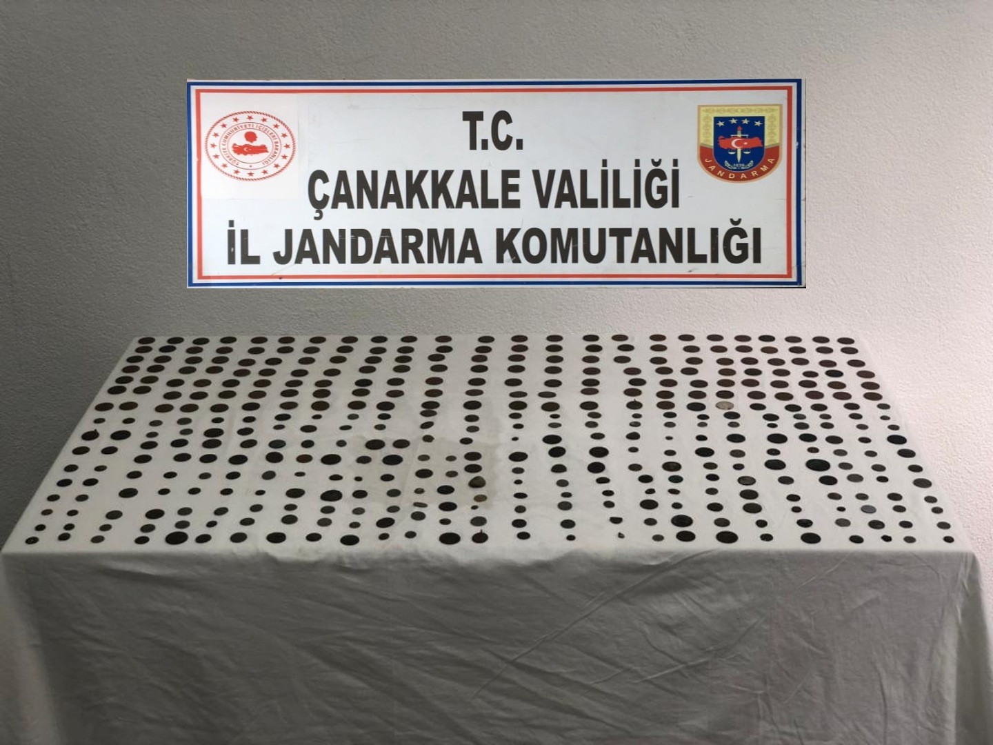 Çanakkale’de gerçekleştirilen operasyonda çok sayıda sikke ve obje ele geçirildi. Çanakkale İl Jandarma Komutanlığı, Bayramiç ilçesinde 2 ...