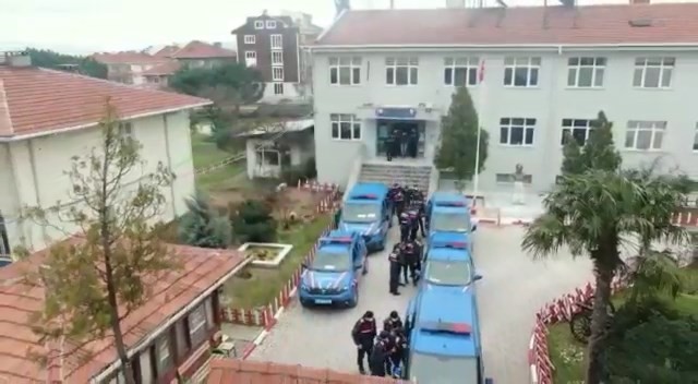 Çanakkale İl Jandarma Komutanlığı ekiplerince, Çanakkale ve Balıkesir’de eş zamanlı gerçekleştirilen uyuşturucu operasyonunda 15 şüpheli ...