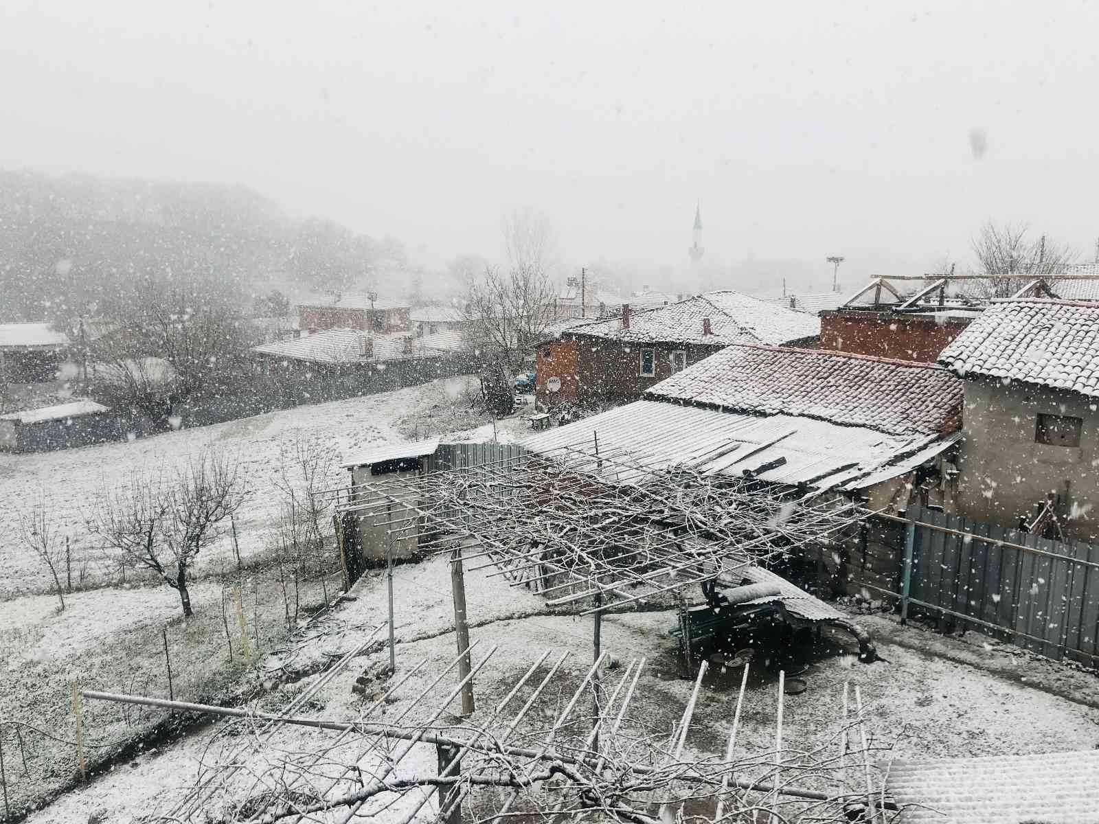 Çanakkale’nin yüksek kesimlerinde aniden bastıran kar yağışı etkili olmaya başladı. Çanakkale’nin Çan ve Yenice ilçelerinde öğleden sonra ...