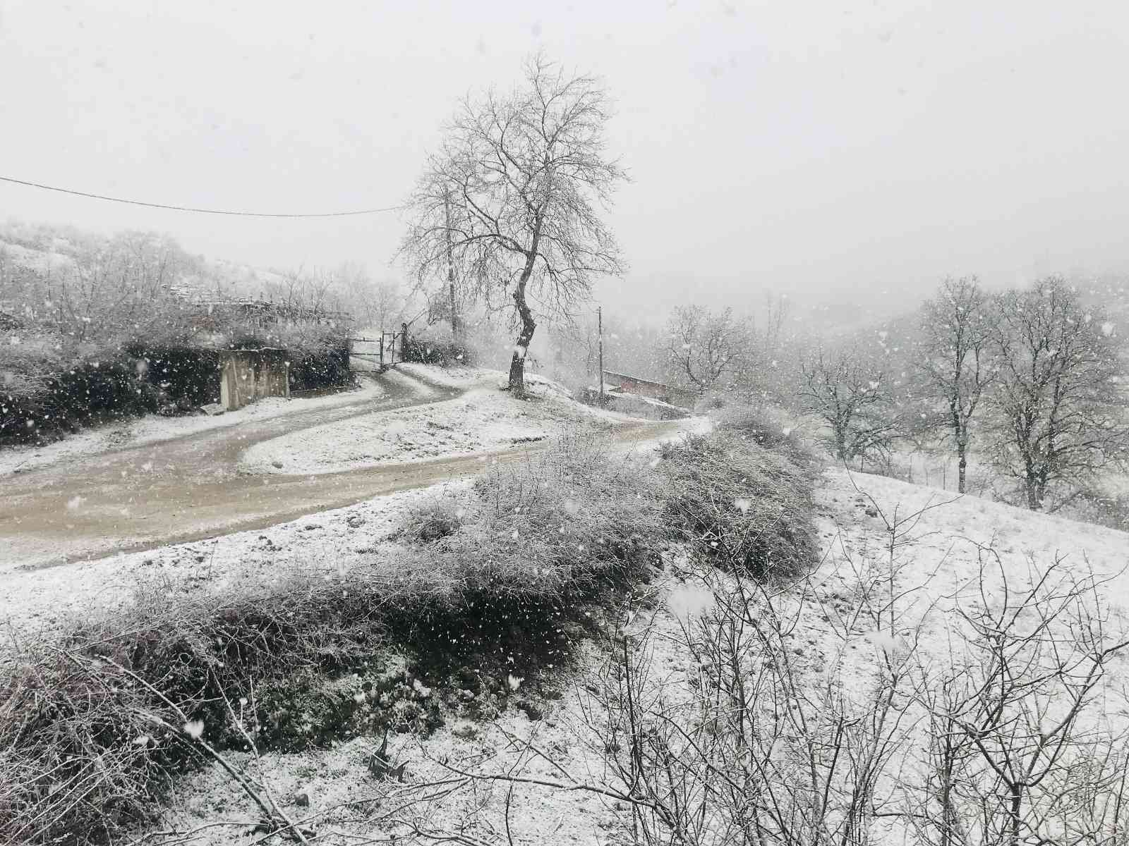 Çanakkale’nin yüksek kesimlerinde aniden bastıran kar yağışı etkili olmaya başladı. Çanakkale’nin Çan ve Yenice ilçelerinde öğleden sonra ...