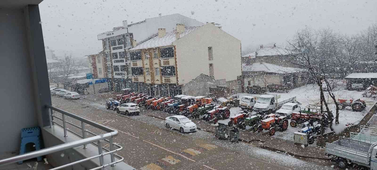 Çanakkale’nin yüksek kesimlerinde aniden bastıran kar yağışı etkili olmaya başladı. Çanakkale’nin Çan ve Yenice ilçelerinde öğleden sonra ...