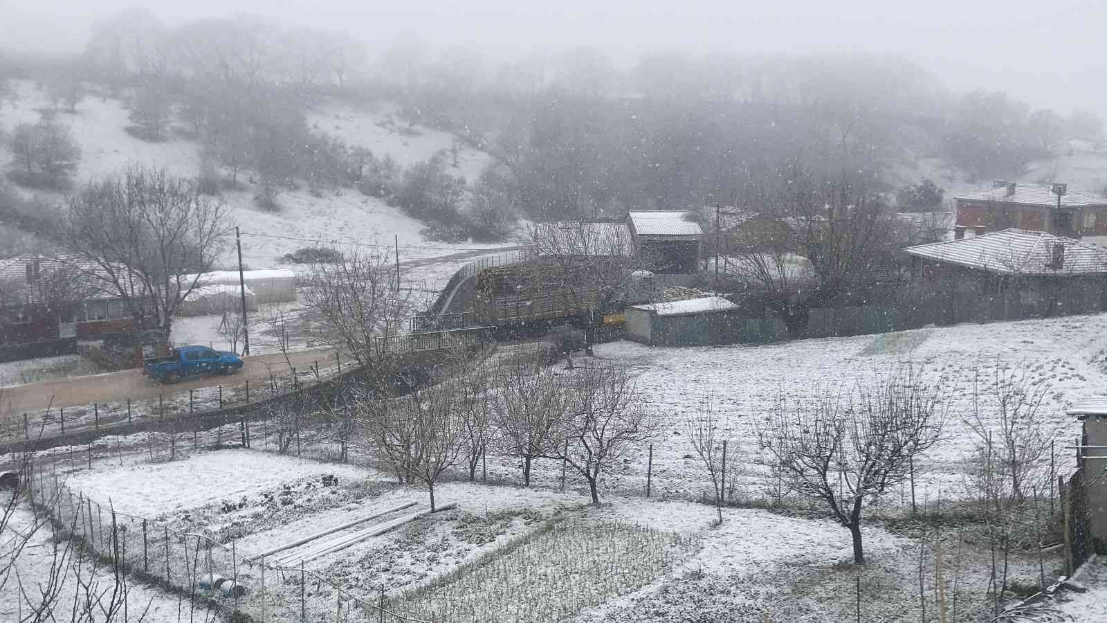 Çanakkale’nin yüksek kesimlerinde aniden bastıran kar yağışı etkili olmaya başladı. Çanakkale’nin Çan ve Yenice ilçelerinde öğleden sonra ...