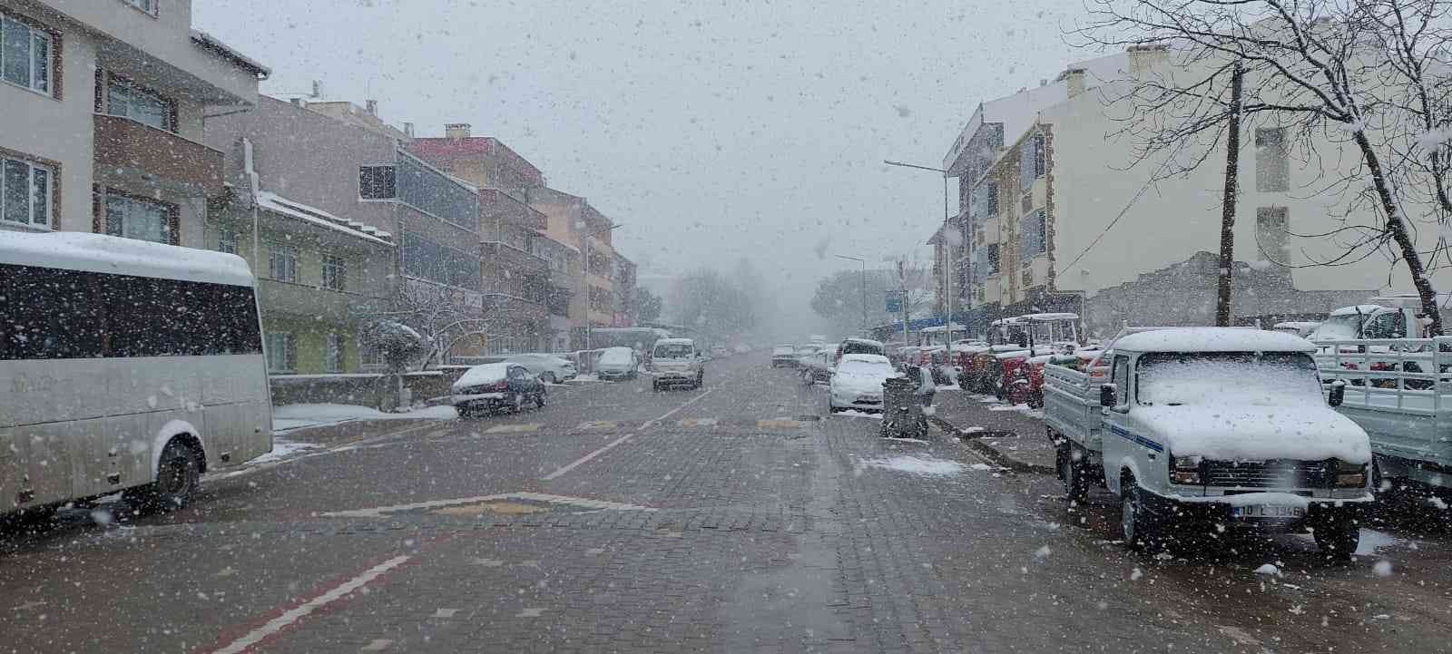 Çanakkale’nin yüksek kesimlerinde sabah saatlerinde başlayan kar yağışı etkisini sürdürüyor. Çanakkale’nin Çan ve Yenice ilçeleri, sabah yağan ...