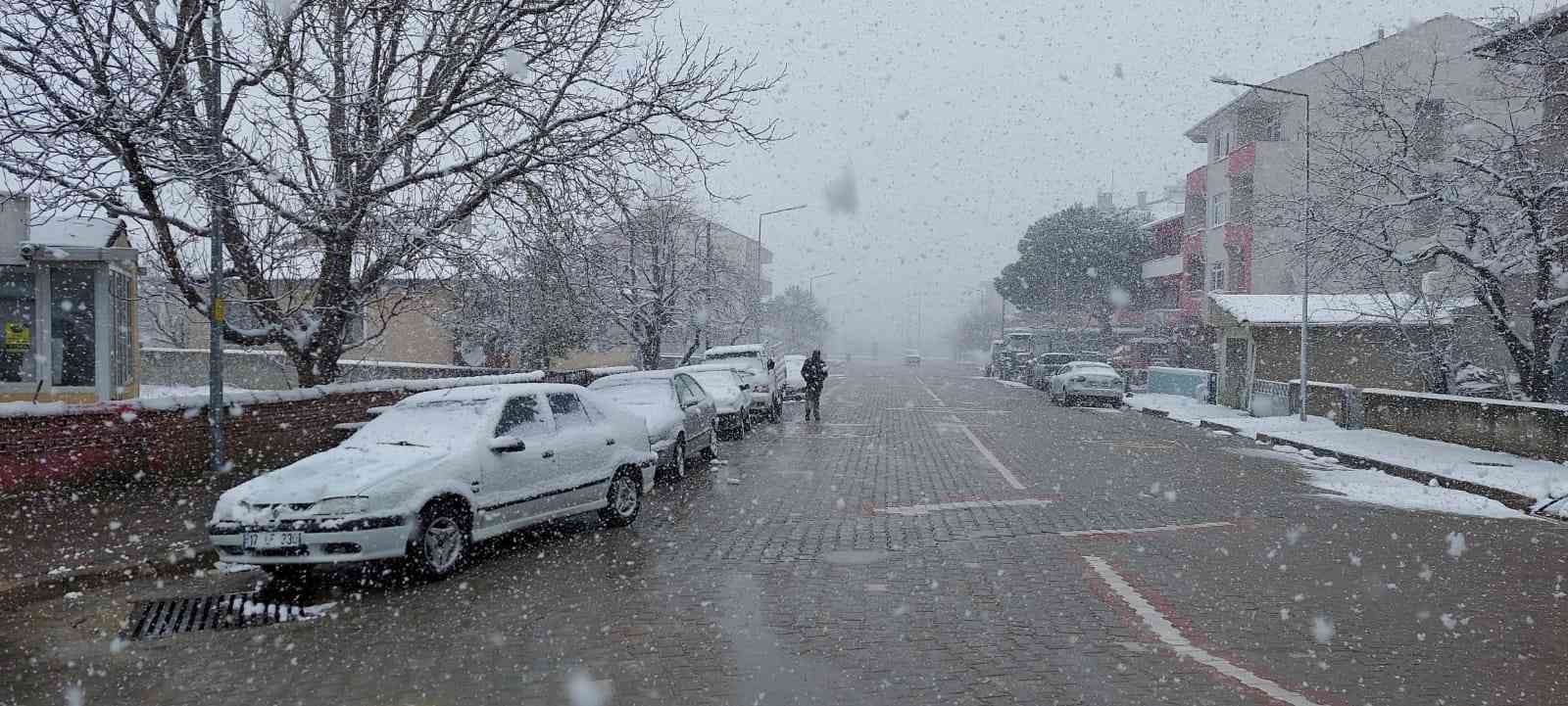 Çanakkale’nin yüksek kesimlerinde sabah saatlerinde başlayan kar yağışı etkisini sürdürüyor. Çanakkale’nin Çan ve Yenice ilçeleri, sabah yağan ...