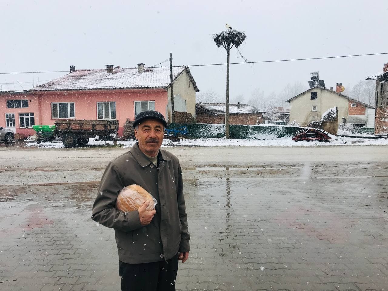 Çanakkale’nin Çan ilçesine bağlı Büyükpaşa köyünde köylülerce yapılan leylek yuvasına yılın ilk leyleği bu sabah geldi. Lapa lapa yağan kar ...