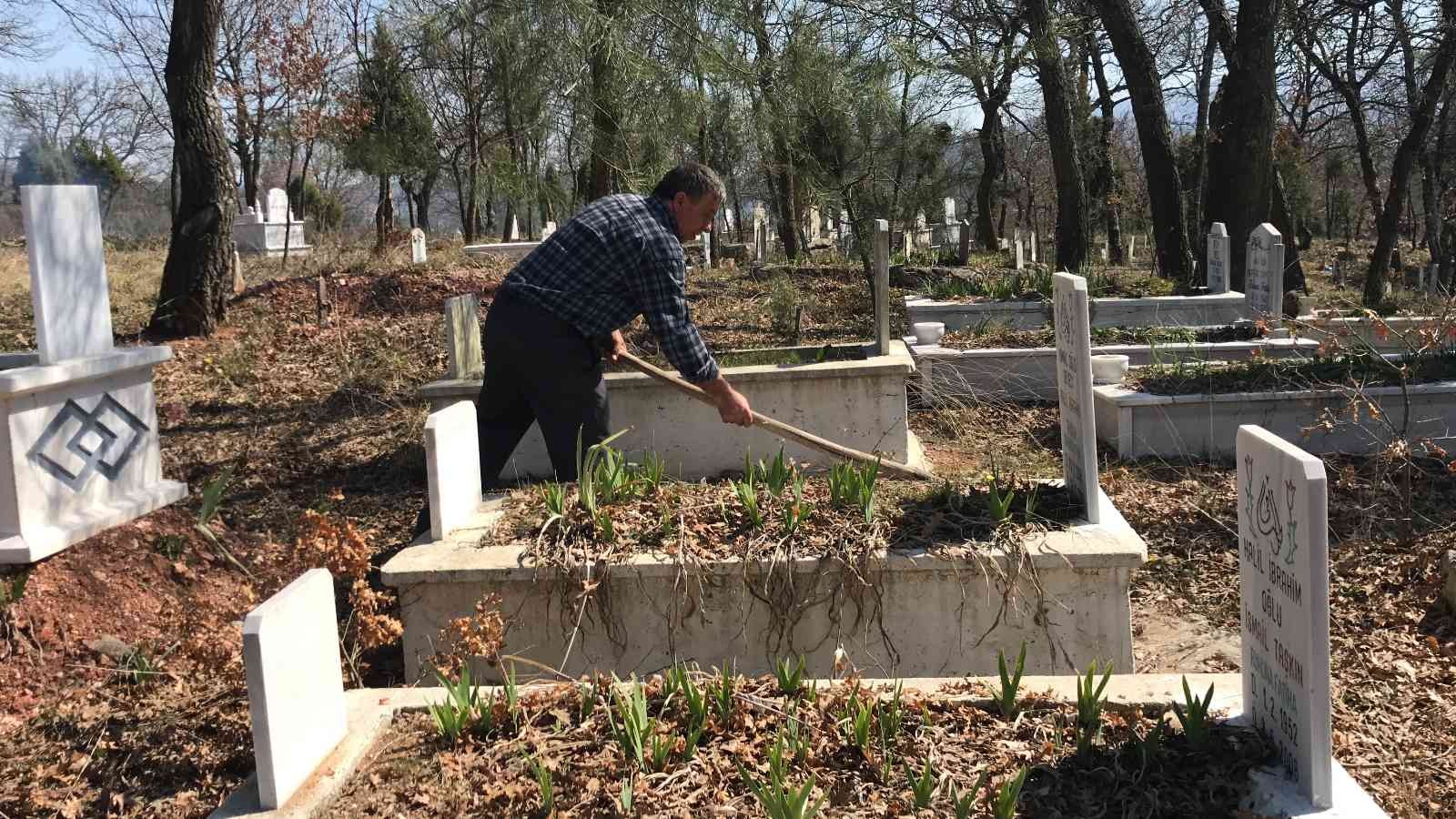 Çanakkale’nin Çan ilçesine 15 kilometre uzaklıkta bulunan 40 haneli Küçüktepe köyünde yaşayan vatandaşlar, köy mezarlığını imece usulü ...