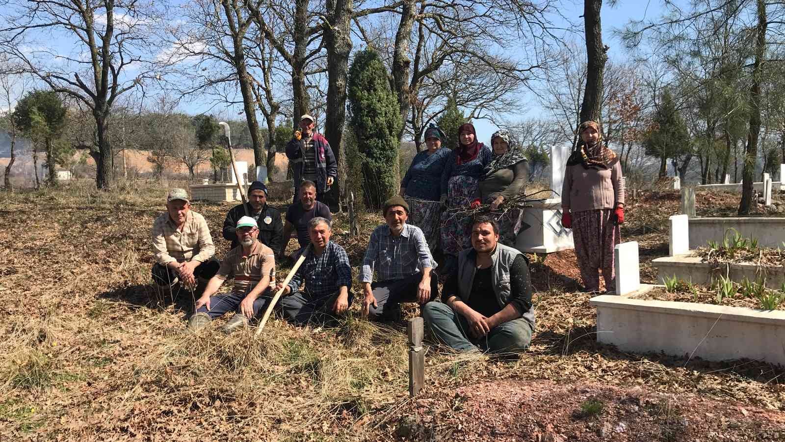 Çanakkale’nin Çan ilçesine 15 kilometre uzaklıkta bulunan 40 haneli Küçüktepe köyünde yaşayan vatandaşlar, köy mezarlığını imece usulü ...