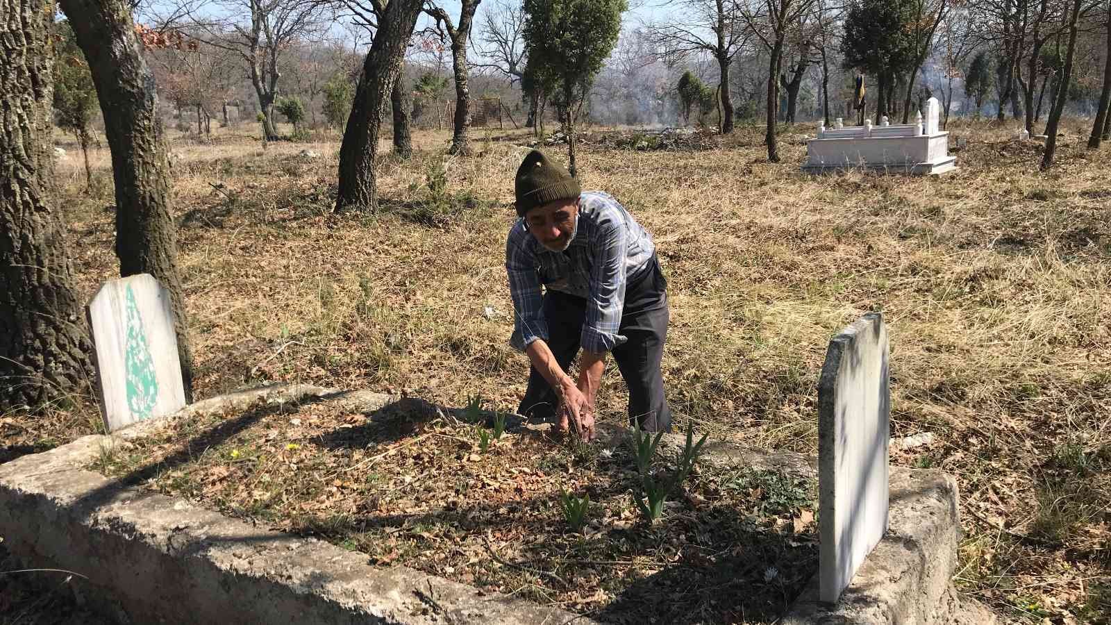 Çanakkale’nin Çan ilçesine 15 kilometre uzaklıkta bulunan 40 haneli Küçüktepe köyünde yaşayan vatandaşlar, köy mezarlığını imece usulü ...