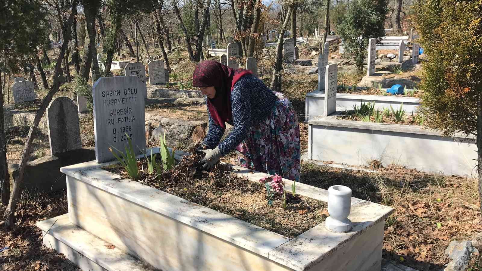 Çanakkale’nin Çan ilçesine 15 kilometre uzaklıkta bulunan 40 haneli Küçüktepe köyünde yaşayan vatandaşlar, köy mezarlığını imece usulü ...