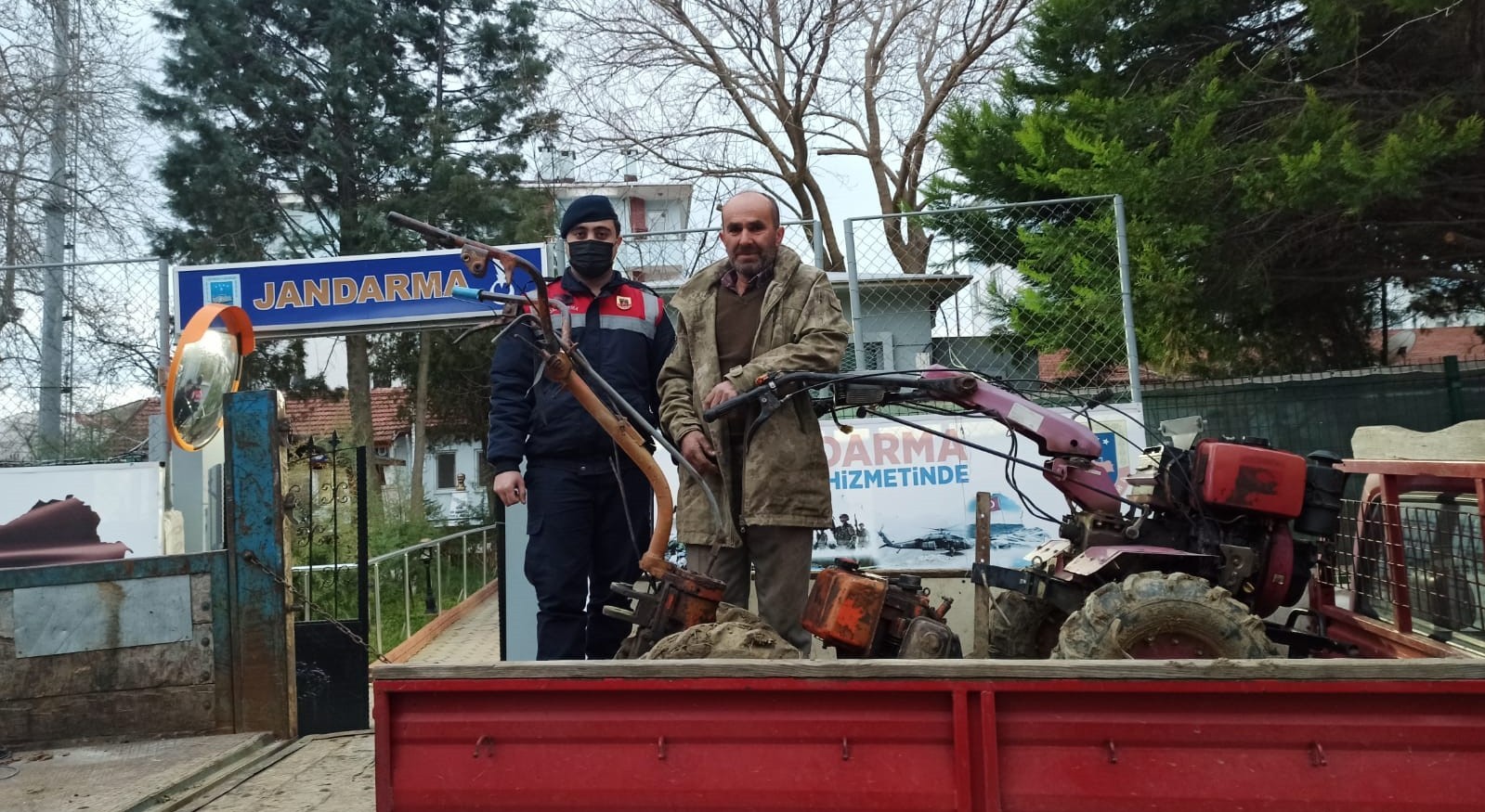 Tekirdağ’ın Süleymanpaşa ilçesinde çalınan 25 bin TL değerindeki çapa motorları Kapaklı’da bulundu. Süleymanpaşa ilçesi Kumbağ Mahallesi’nde R.Ş ...