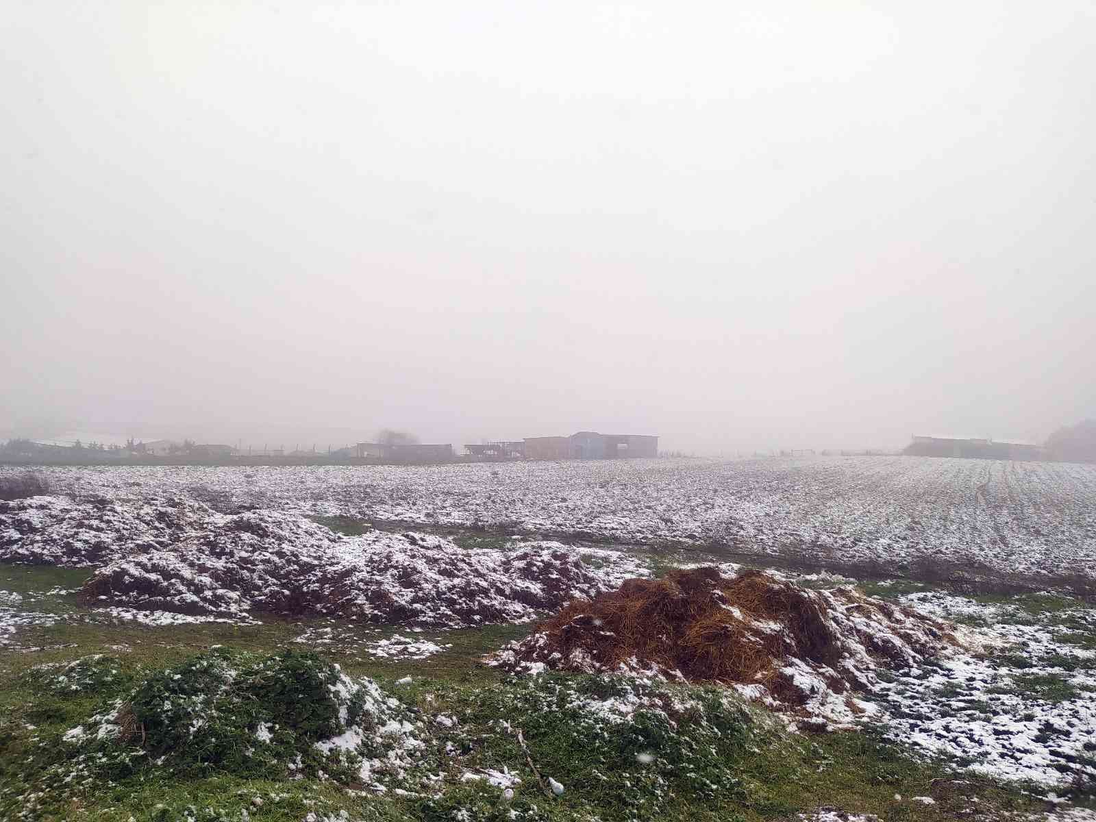 İstanbul’da beklenen kar yağışı Çatalca’da başladı. Kar yağışının etkisiyle beyaza bürünen çatılar havadan görüntülendi. İstanbul’da günlerdir ...