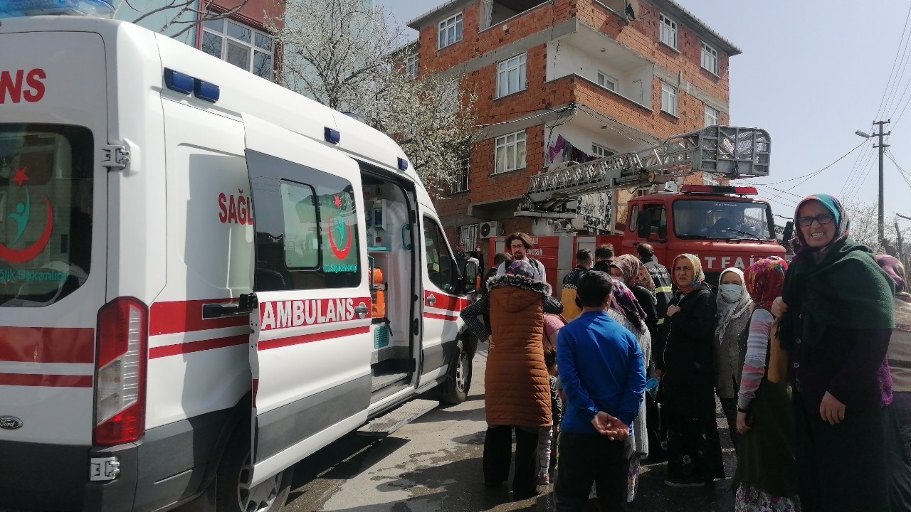 Kocaeli’nin Gebze ilçesinde 3 katlı bir binanın çatı katında soba bacasından kaynaklı yangın çıktı. Yangın sırasında 2 yaşlı kadın panikleyerek ...