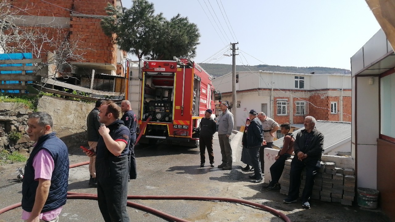 Kocaeli’nin Gebze ilçesinde 3 katlı bir binanın çatı katında soba bacasından kaynaklı yangın çıktı. Yangın sırasında 2 yaşlı kadın panikleyerek ...