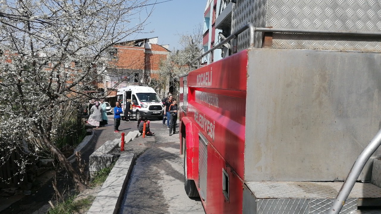 Kocaeli’nin Gebze ilçesinde 3 katlı bir binanın çatı katında soba bacasından kaynaklı yangın çıktı. Yangın sırasında 2 yaşlı kadın panikleyerek ...