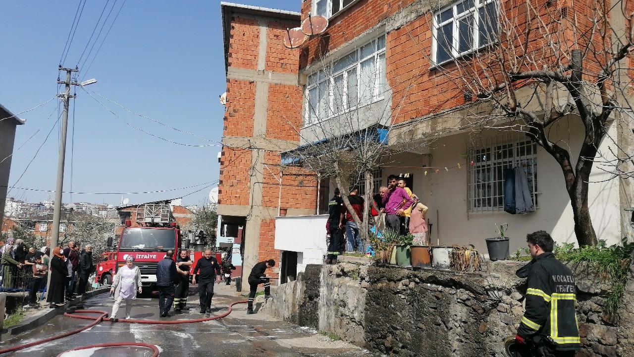 Kocaeli’nin Gebze ilçesinde 3 katlı bir binanın çatı katında soba bacasından kaynaklı yangın çıktı. Yangın sırasında 2 yaşlı kadın panikleyerek ...