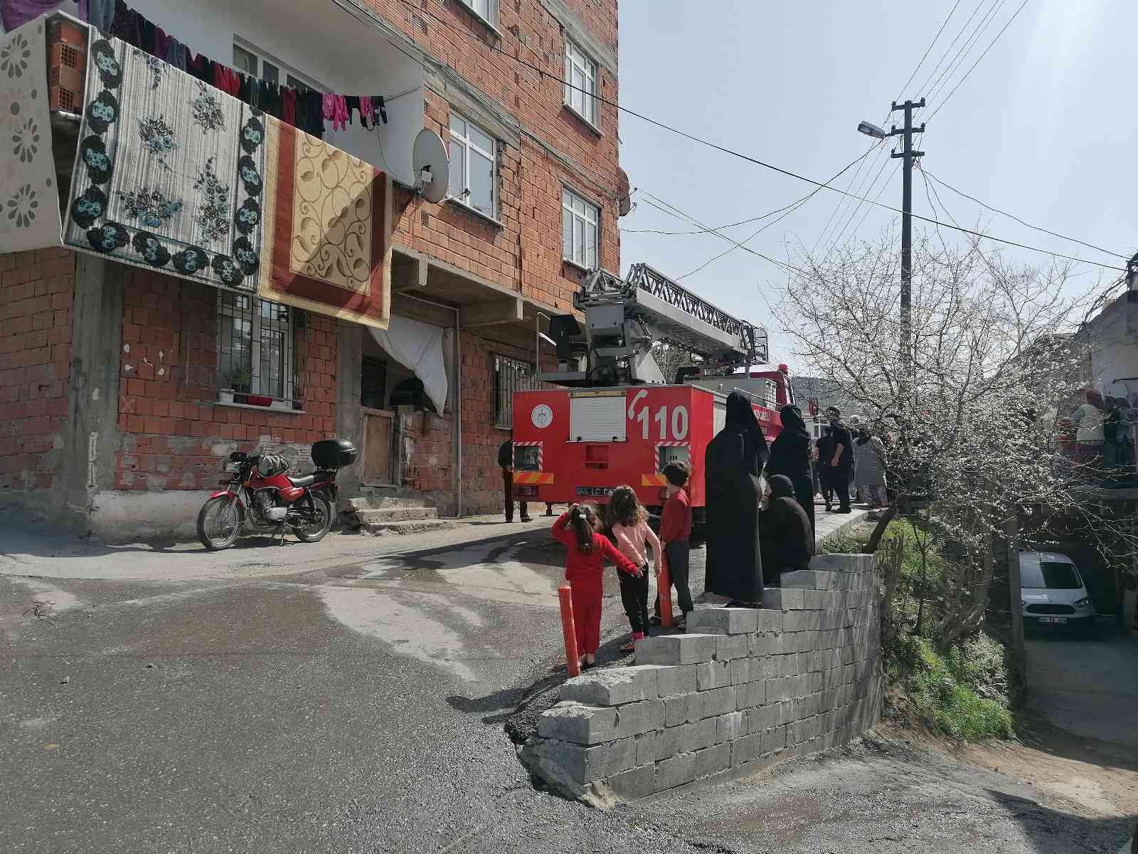 Kocaeli’nin Gebze ilçesinde 3 katlı bir binanın çatı katında soba bacasından kaynaklı yangın çıktı. Yangın sırasında 2 yaşlı kadın panikleyerek ...