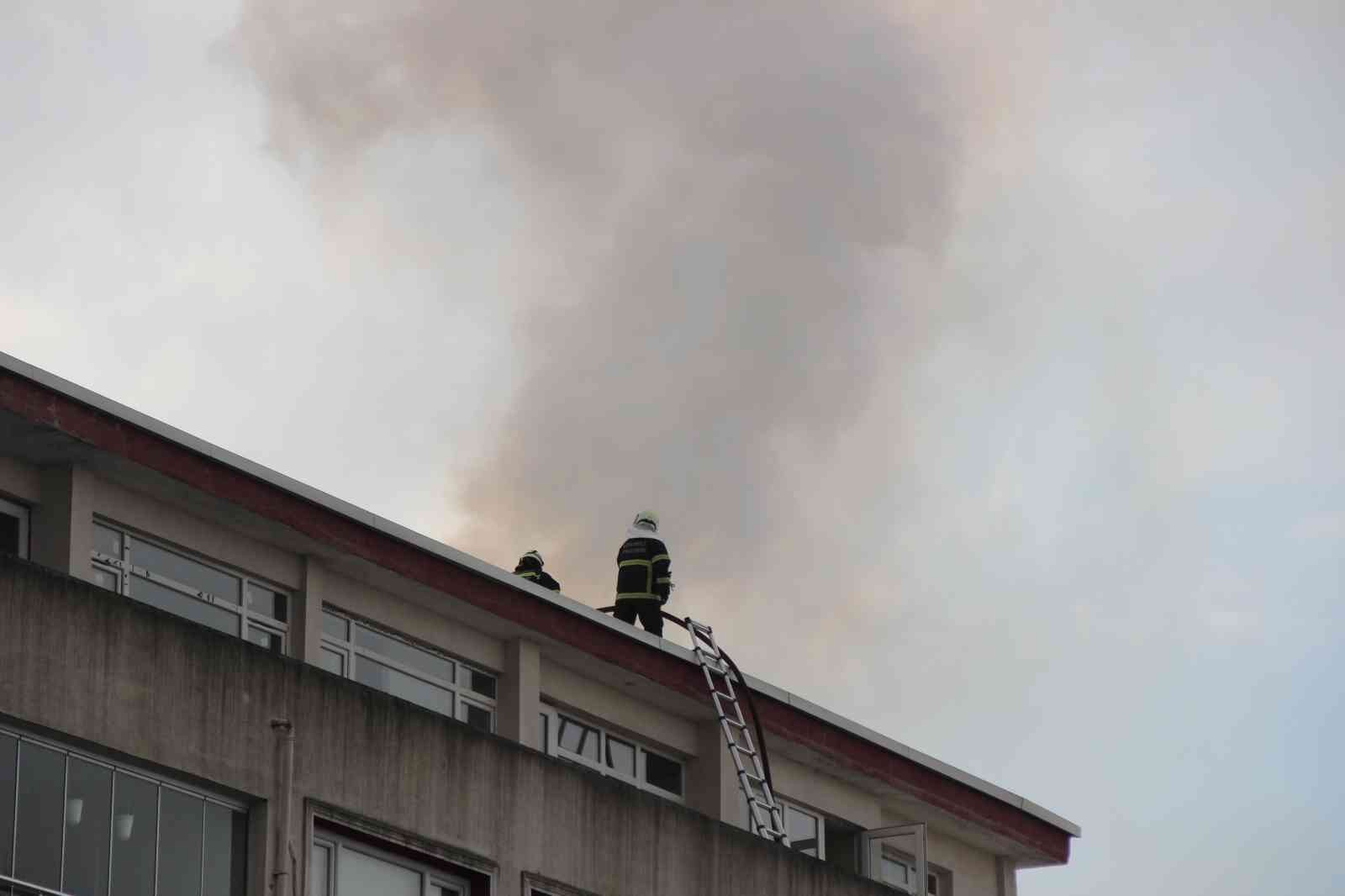 Kocaeli’nin Gölcük ilçesinde bir apartmanın çatısı yandı. Yangın itfaiye ekiplerinin müdahalesiyle kısa sürede söndürüldü. Yangın, Gölcük ilçesi ...