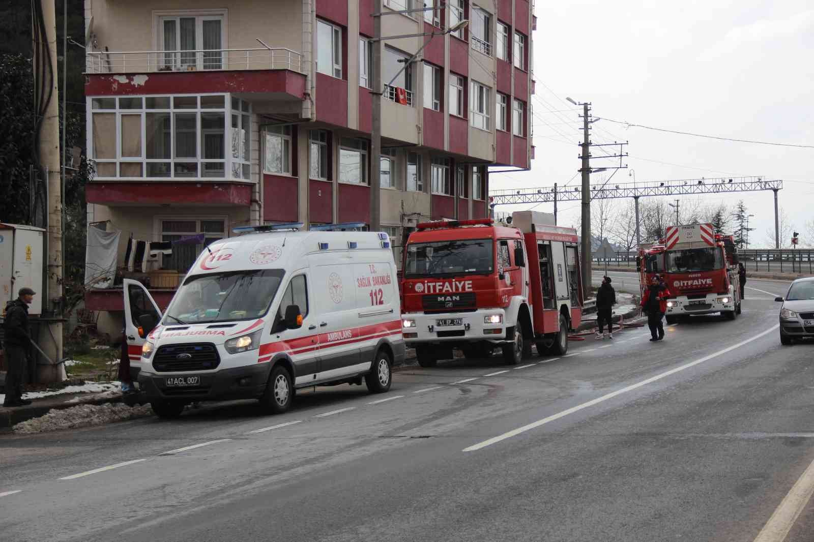 Kocaeli’nin Gölcük ilçesinde bir apartmanın çatısı yandı. Yangın itfaiye ekiplerinin müdahalesiyle kısa sürede söndürüldü. Yangın, Gölcük ilçesi ...