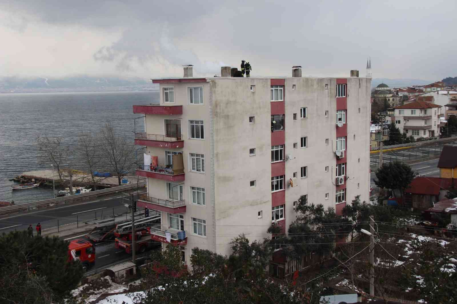 Kocaeli’nin Gölcük ilçesinde bir apartmanın çatısı yandı. Yangın itfaiye ekiplerinin müdahalesiyle kısa sürede söndürüldü. Yangın, Gölcük ilçesi ...