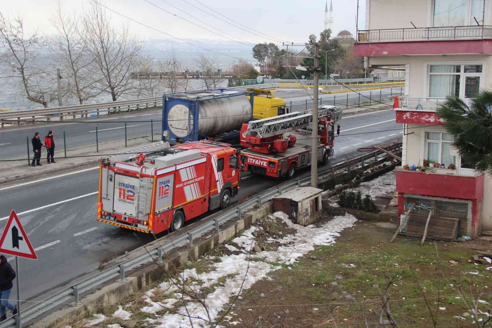 Kocaeli’nin Gölcük ilçesinde bir apartmanın çatısı yandı. Yangın itfaiye ekiplerinin müdahalesiyle kısa sürede söndürüldü. Yangın, Gölcük ilçesi ...