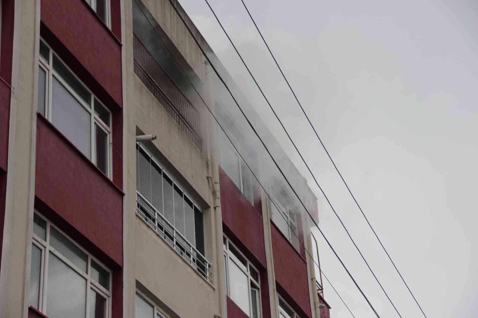 Kocaeli’nin Gölcük ilçesinde bir apartmanın çatısı yandı. Yangın itfaiye ekiplerinin müdahalesiyle kısa sürede söndürüldü. Yangın, Gölcük ilçesi ...