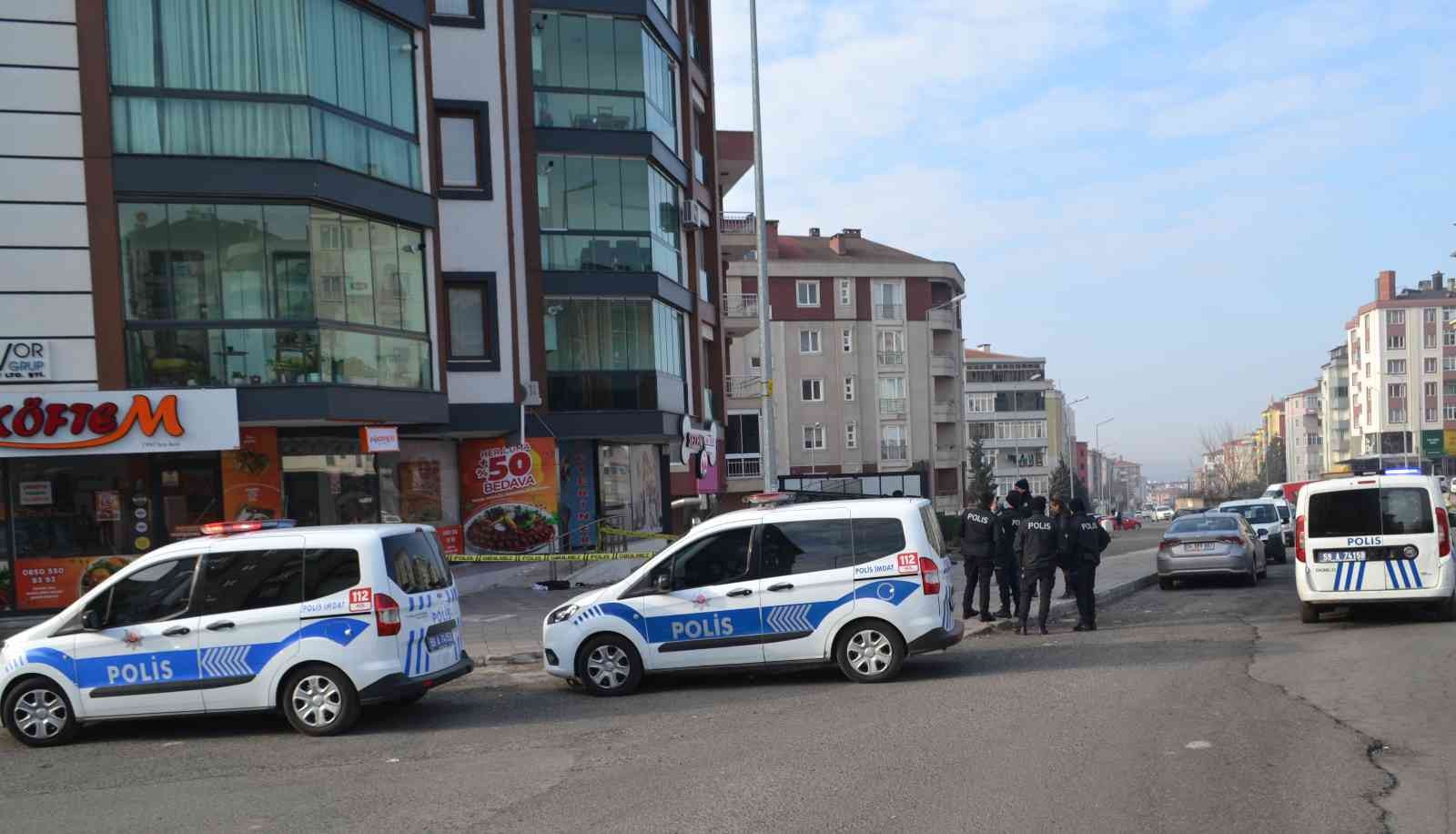 Tekirdağ’ın Çorlu ilçesinde bir apartmanının çatısından düşen genç ağır yaralandı. Düştüğü an ise kameraya yansıdı. Edinilen bilgiye göre ...