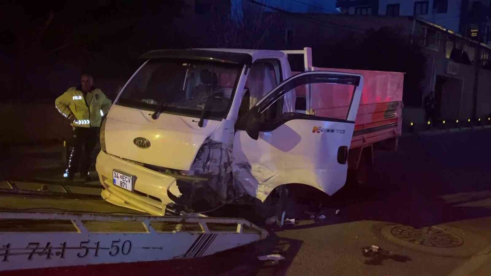 Çekmeköy’de seyir halinde olan bir otomobil cadde üzerinde kontrolünü kaybederek karşı şeride geçti. Karşı şeritten gelen kamyonet ile kafa ...