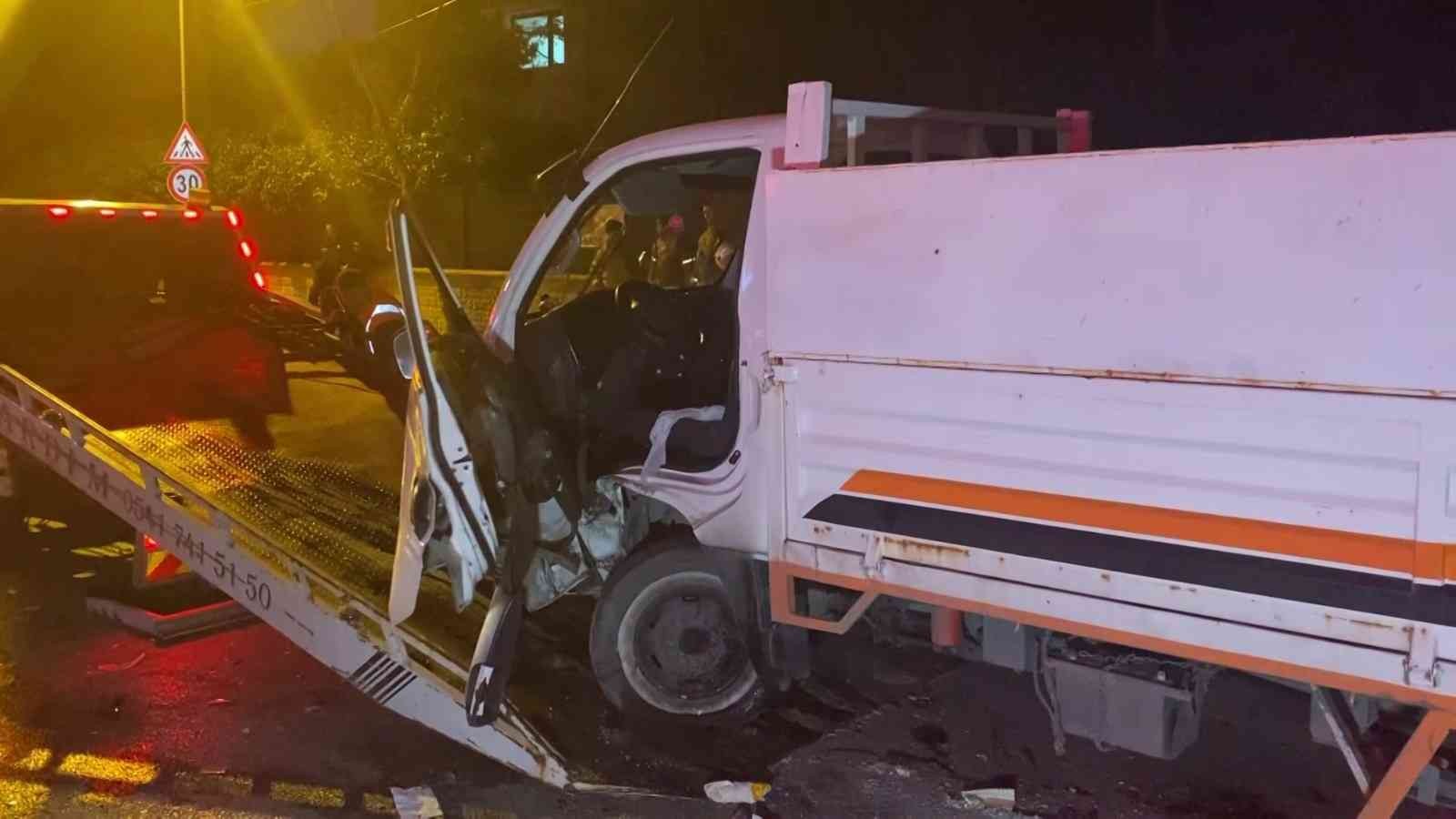 Çekmeköy’de seyir halinde olan bir otomobil cadde üzerinde kontrolünü kaybederek karşı şeride geçti. Karşı şeritten gelen kamyonet ile kafa ...