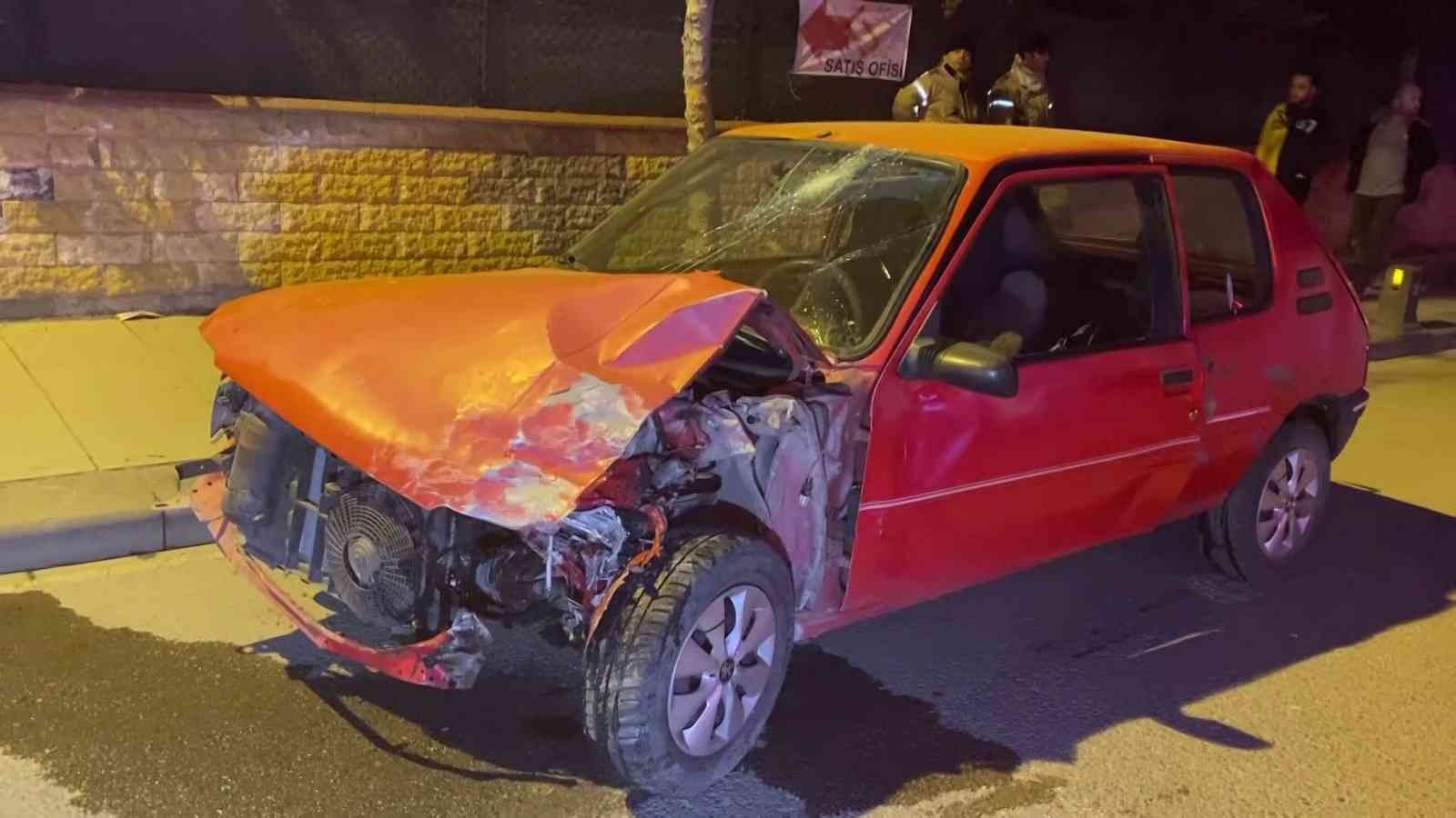 Çekmeköy’de seyir halinde olan bir otomobil cadde üzerinde kontrolünü kaybederek karşı şeride geçti. Karşı şeritten gelen kamyonet ile kafa ...